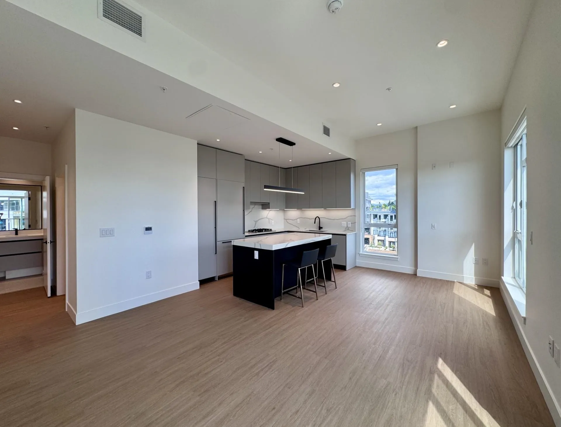 503 2235 E Broadway