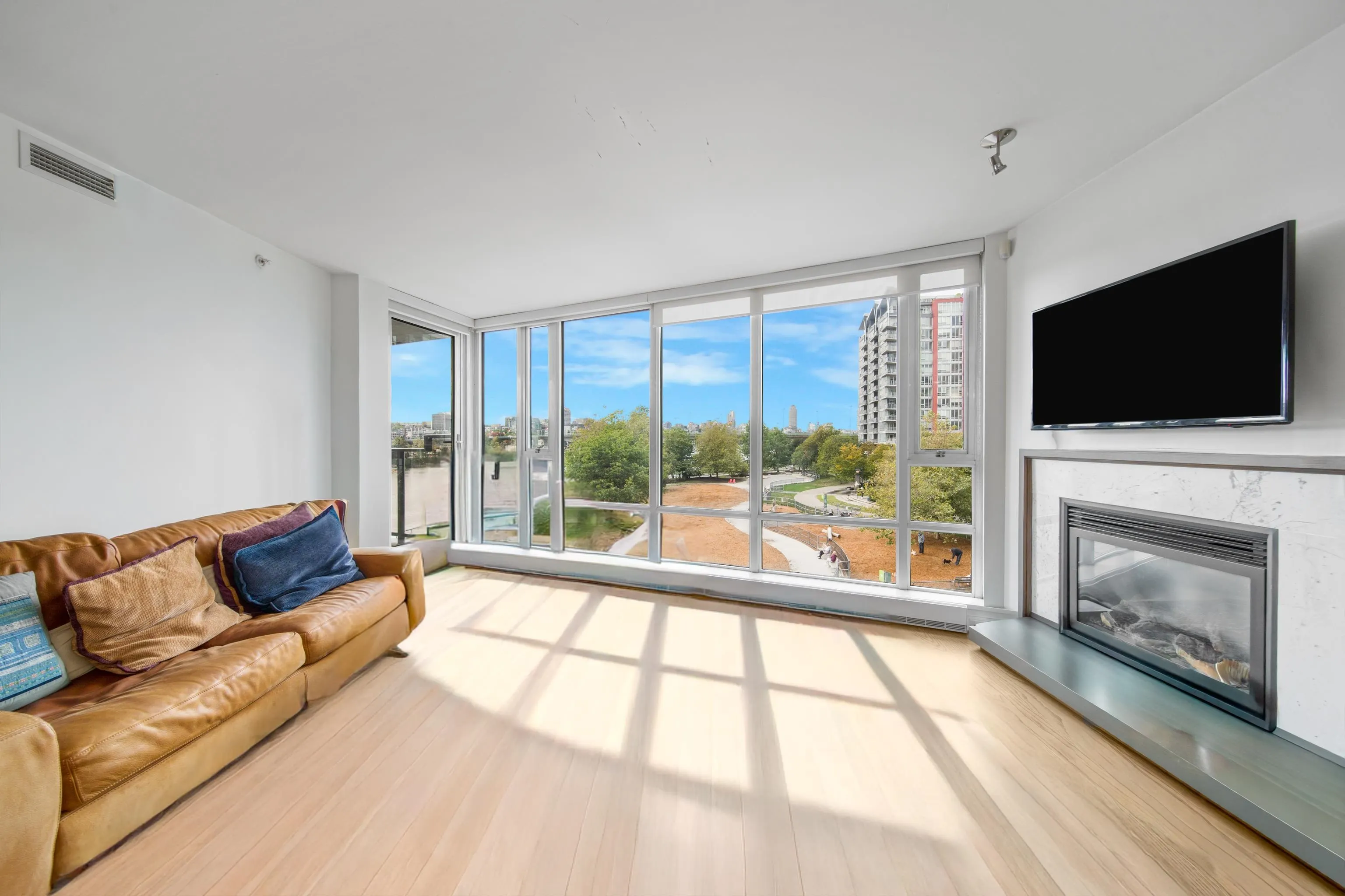 503 8 Smithe Mews