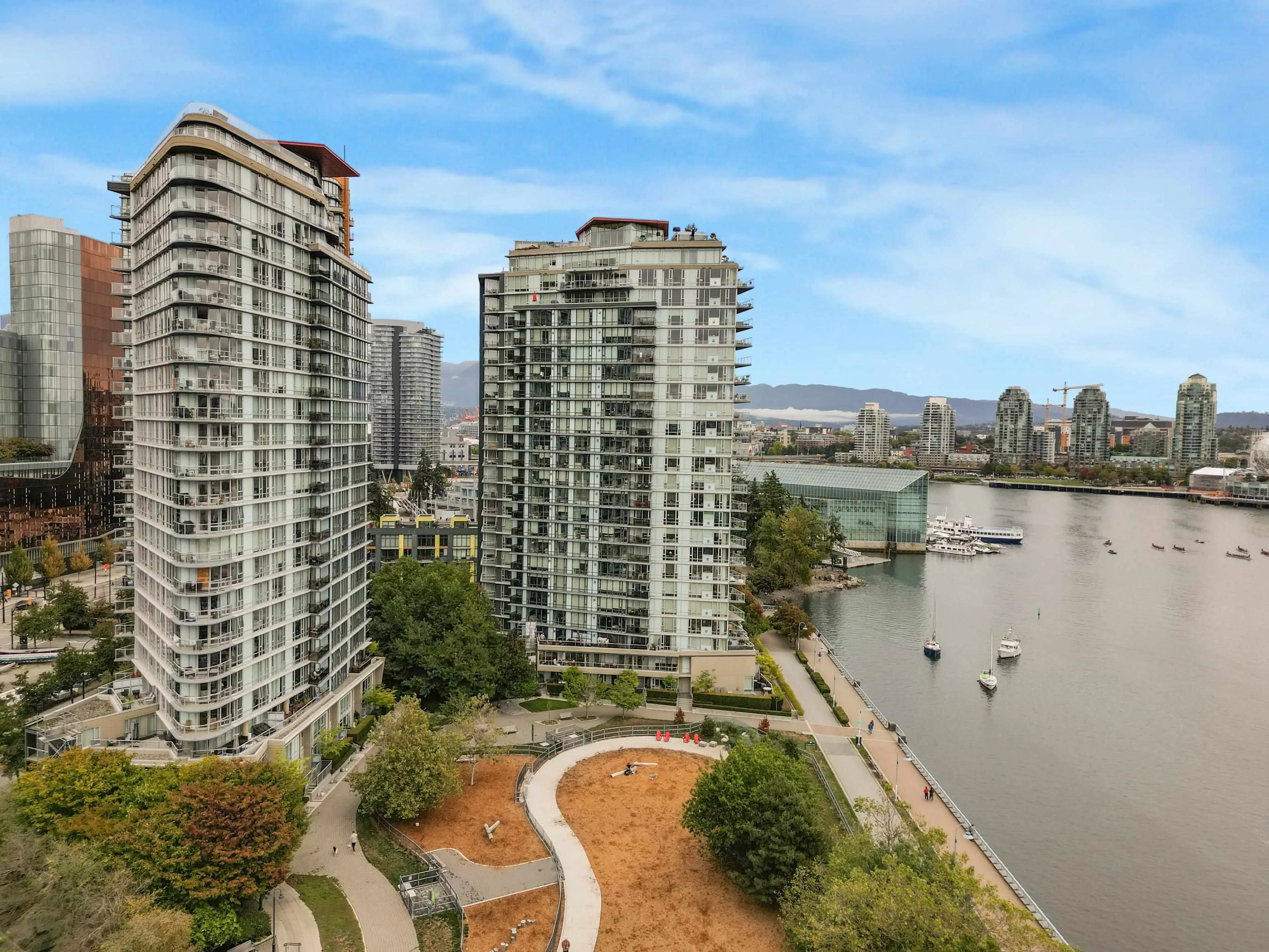 503 8 Smithe Mews