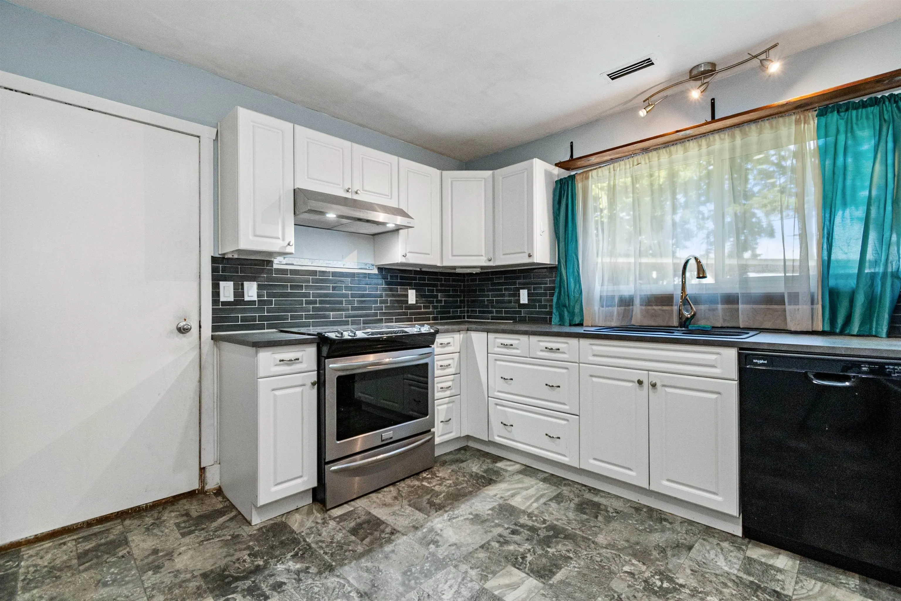 5460 Interprovincial Highway