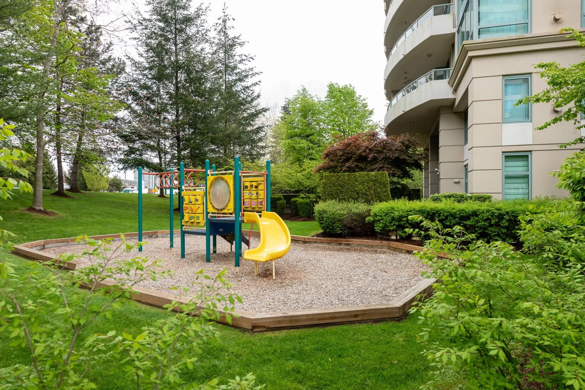 905 6659 Southoaks Crescent