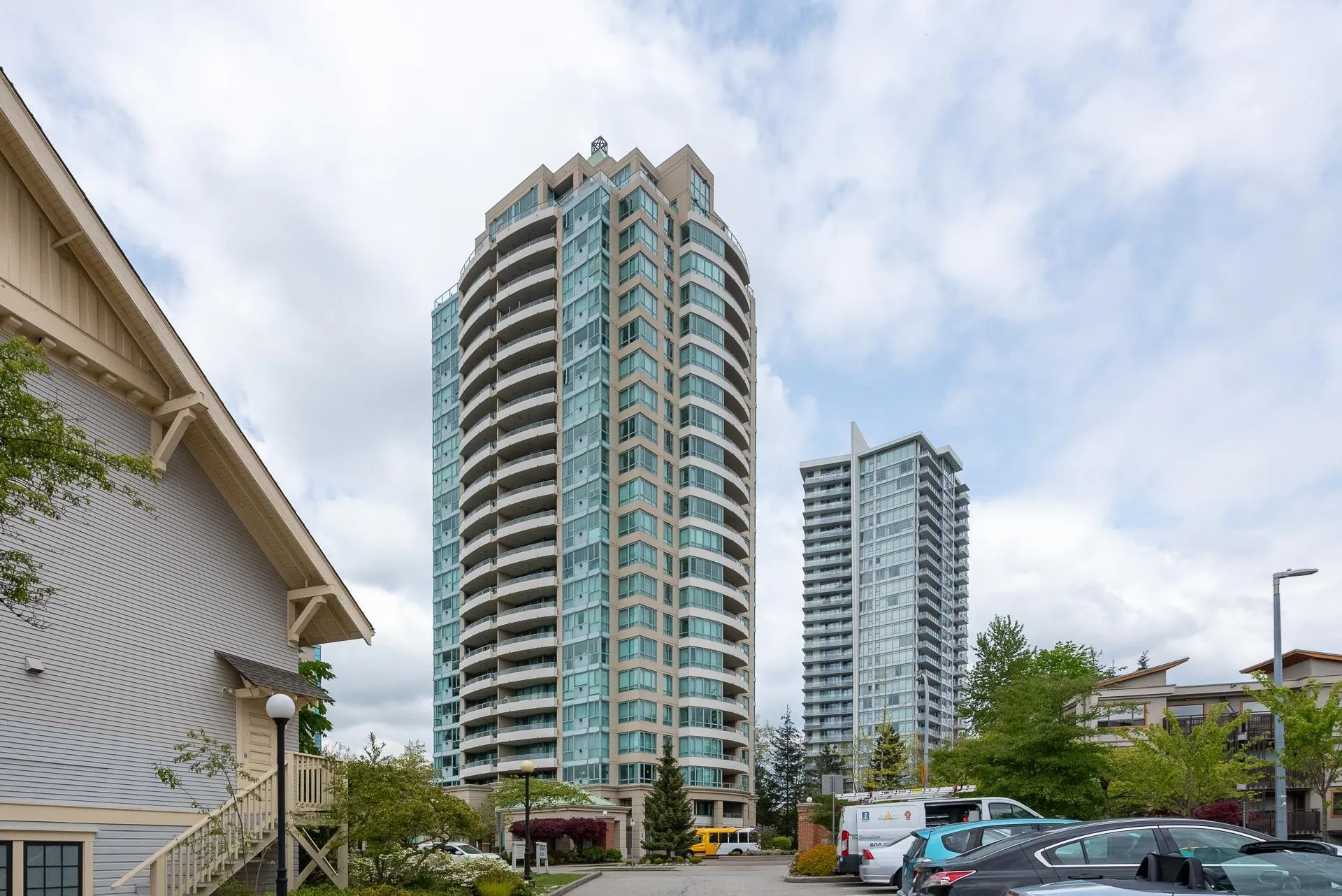 905 6659 Southoaks Crescent