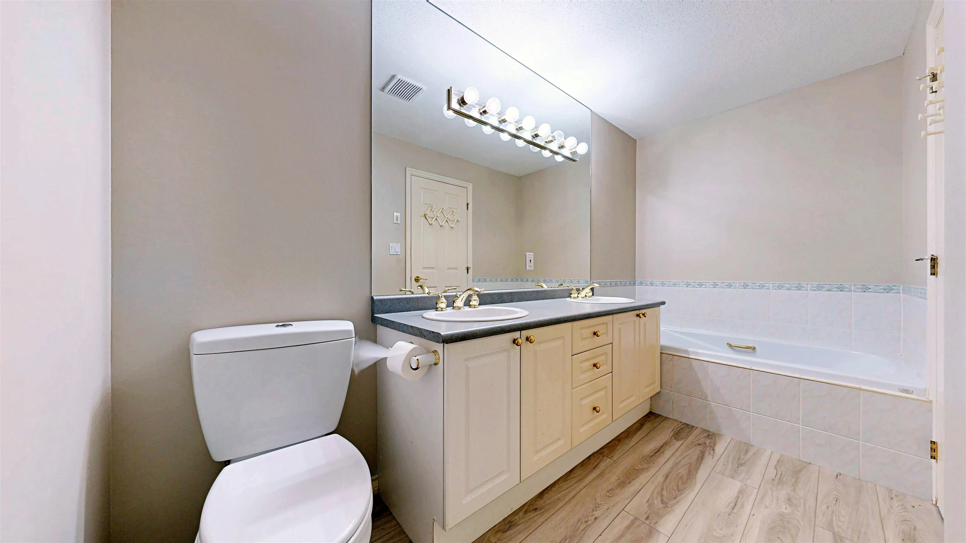 702 1400 View Crescent