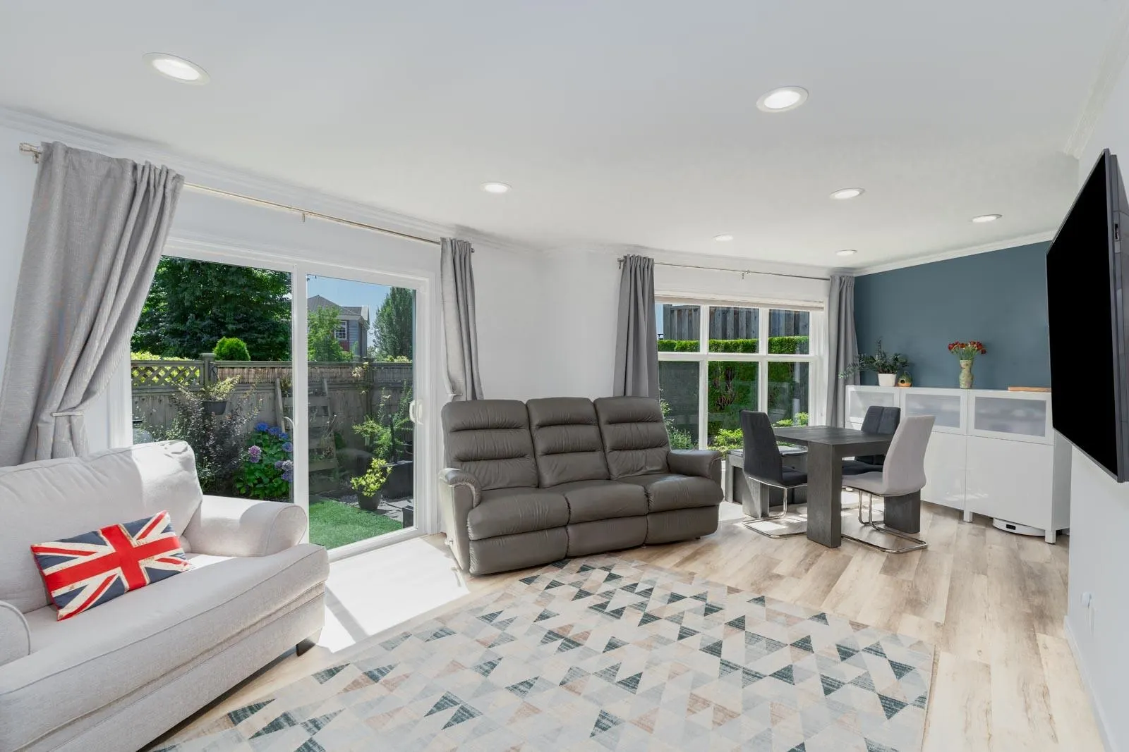 1 252 W 13th Street