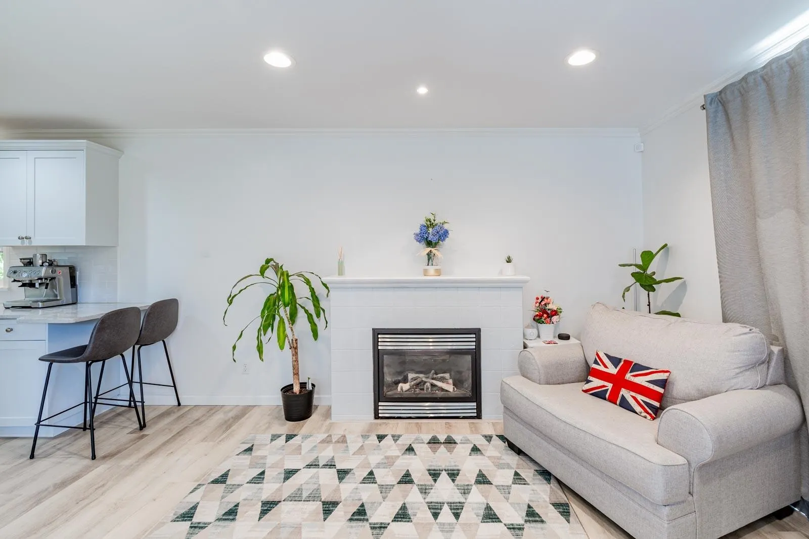 1 252 W 13th Street