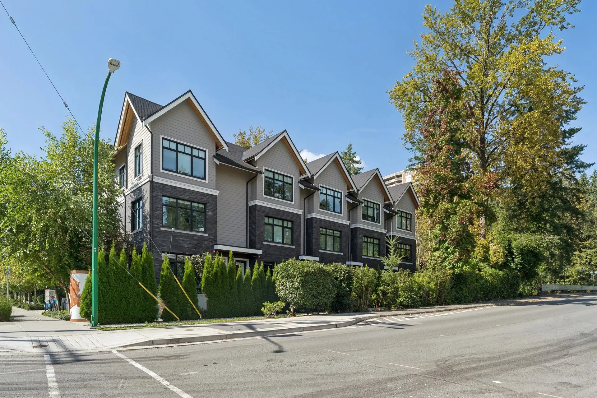 19 1960 Glenaire Drive