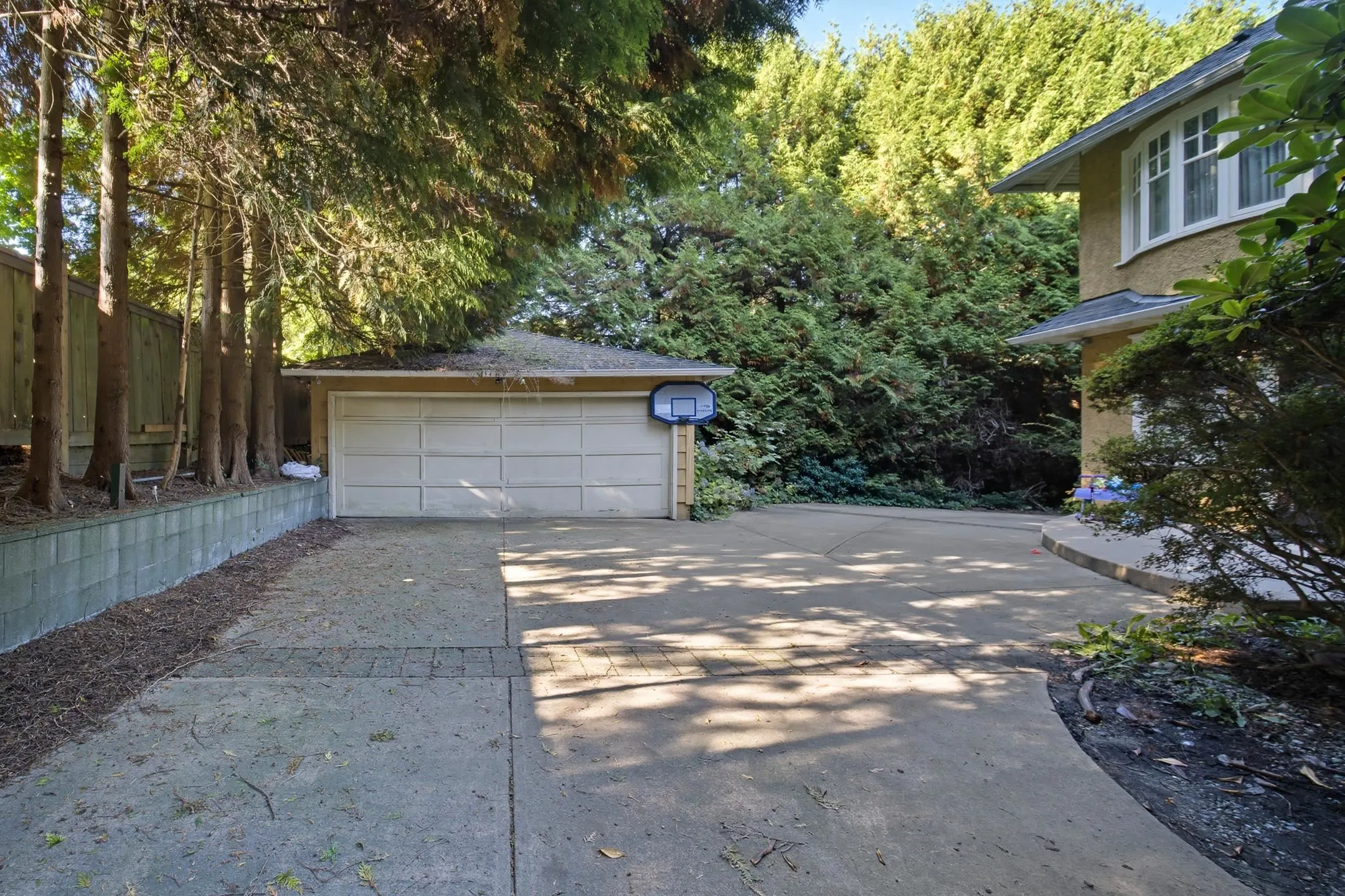 1350 W 15th Avenue