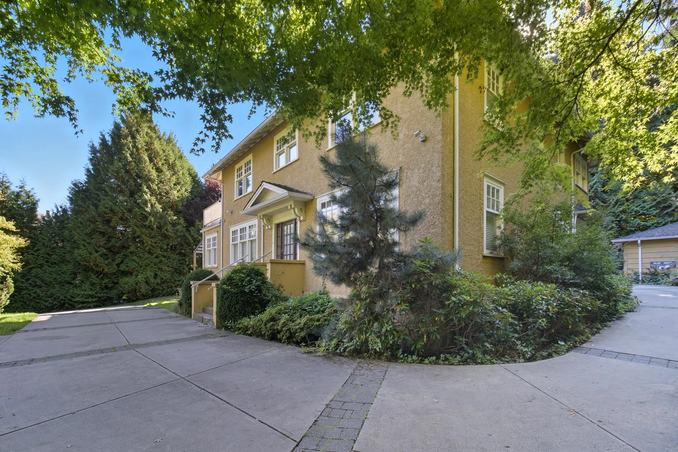1350 W 15th Avenue