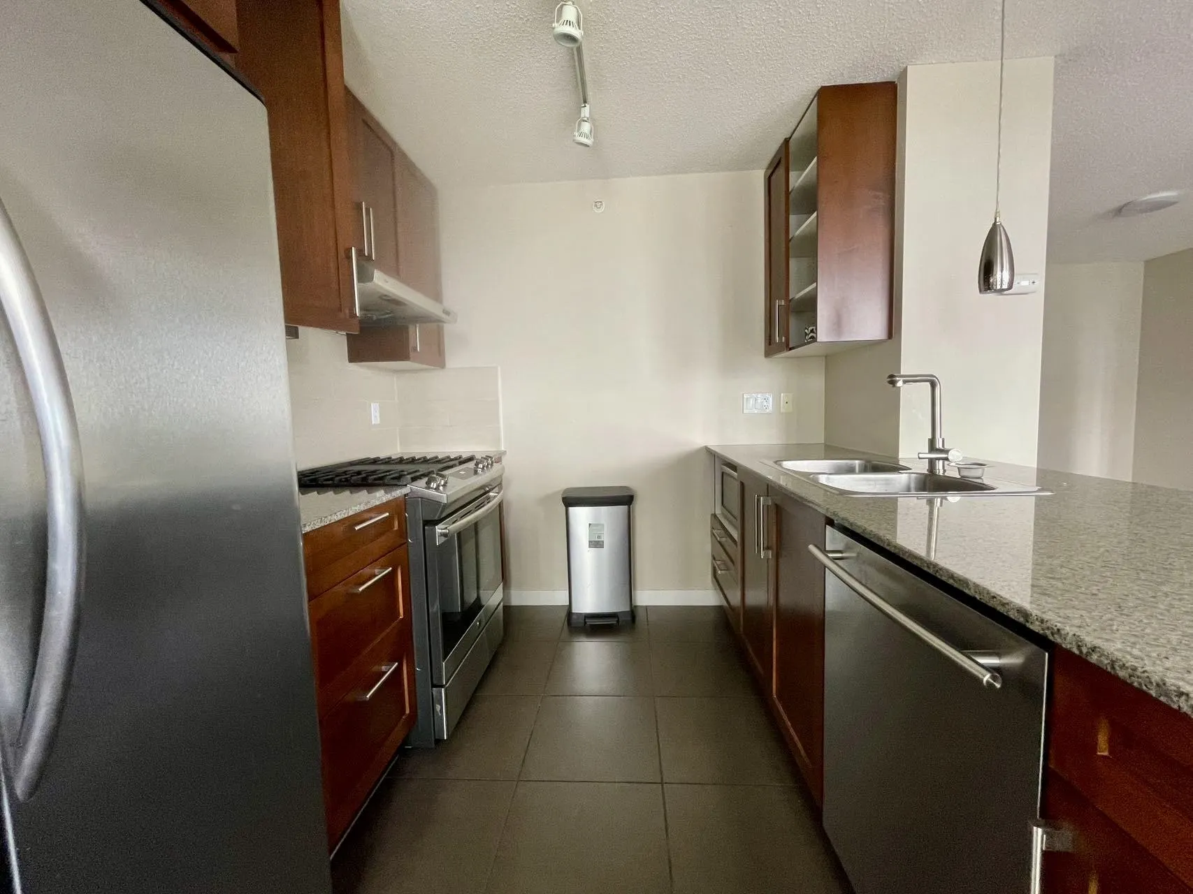 1402 7088 Salisbury Avenue