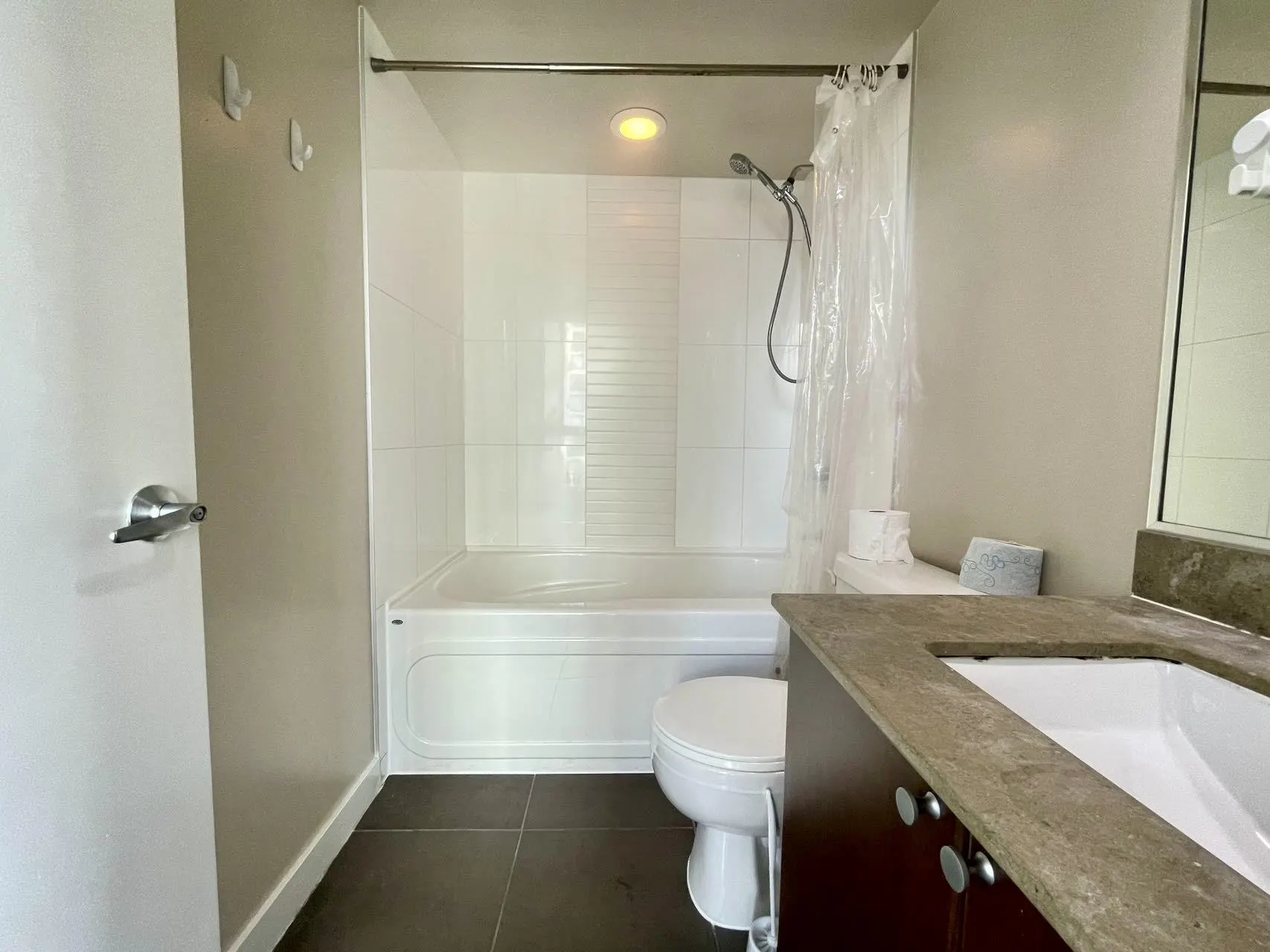 1402 7088 Salisbury Avenue
