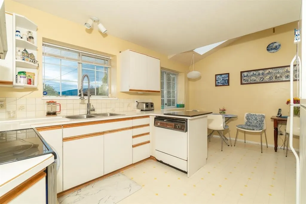 100 E Kensington Road