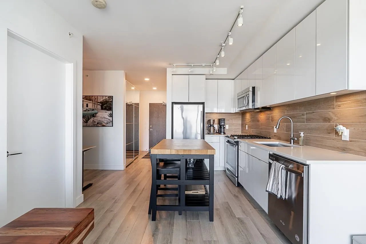 708 200 Nelson's Crescent