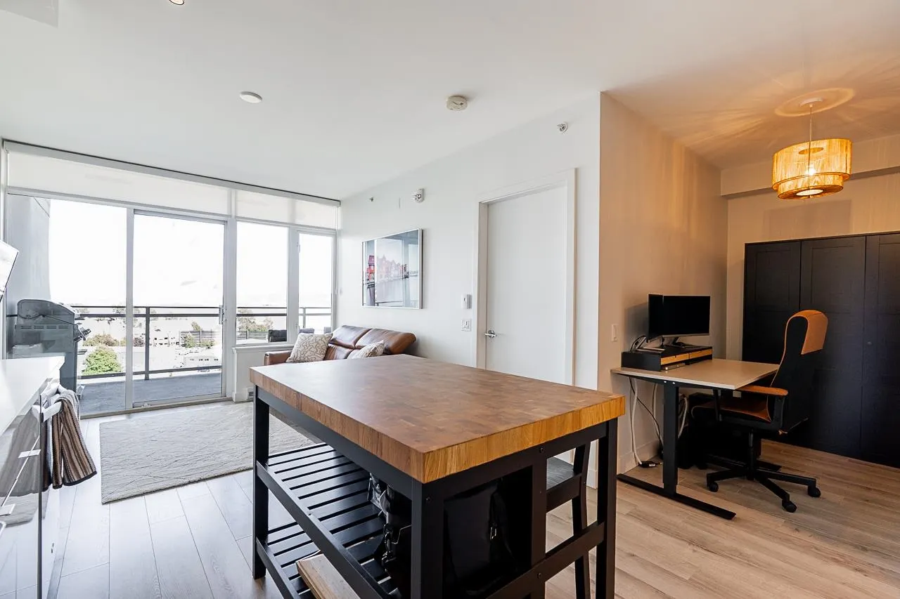708 200 Nelson's Crescent