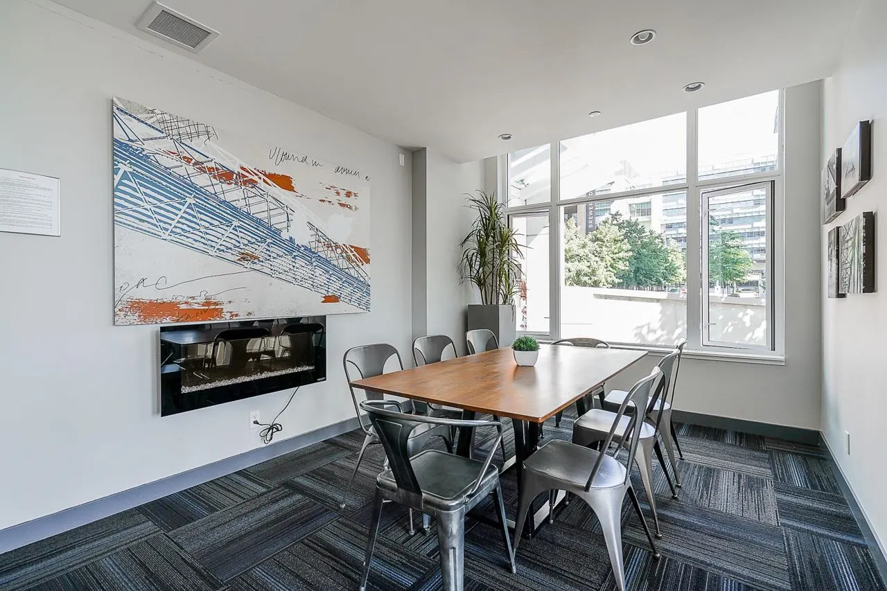708 200 Nelson's Crescent