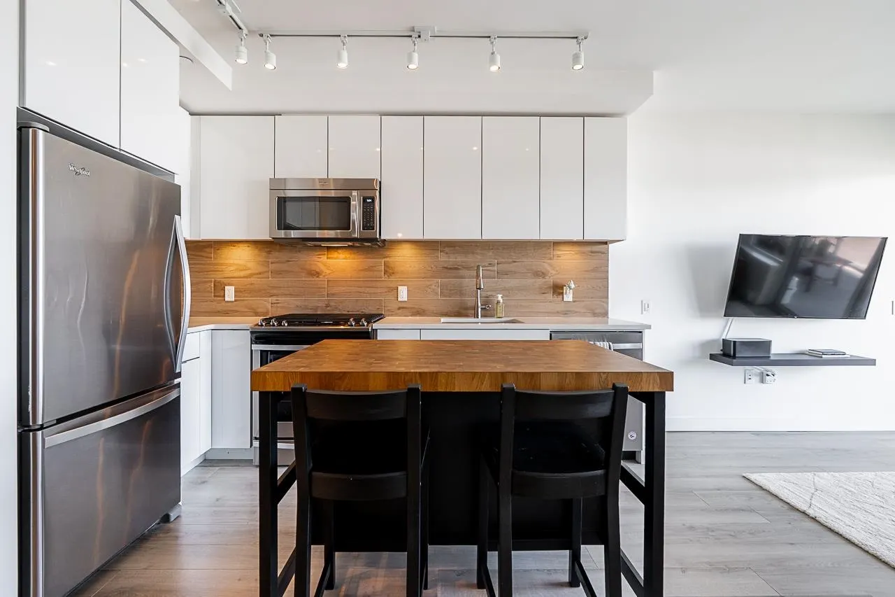708 200 Nelson's Crescent