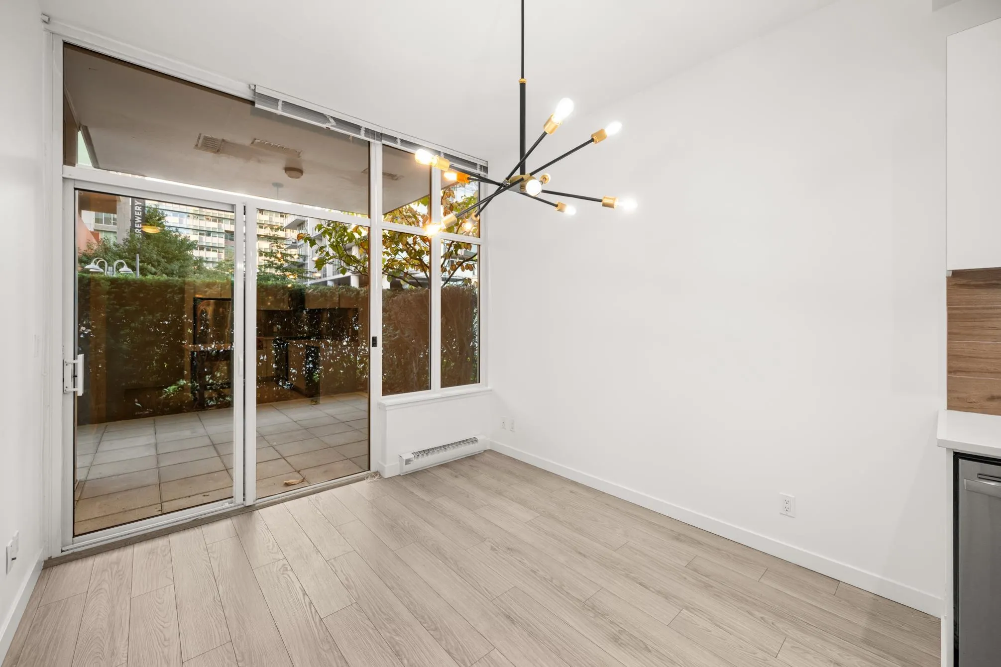 102 200 Nelson's Crescent