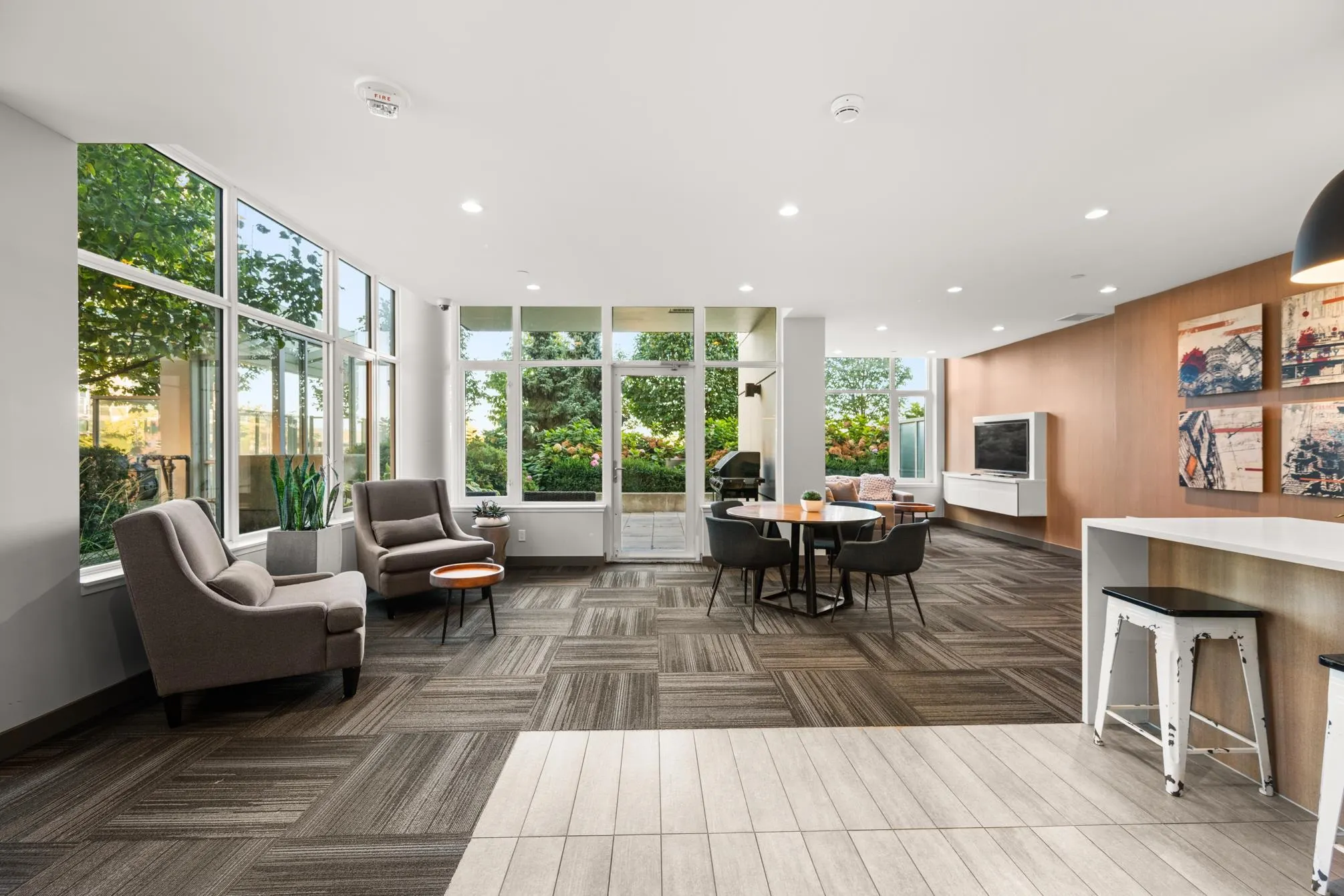 102 200 Nelson's Crescent