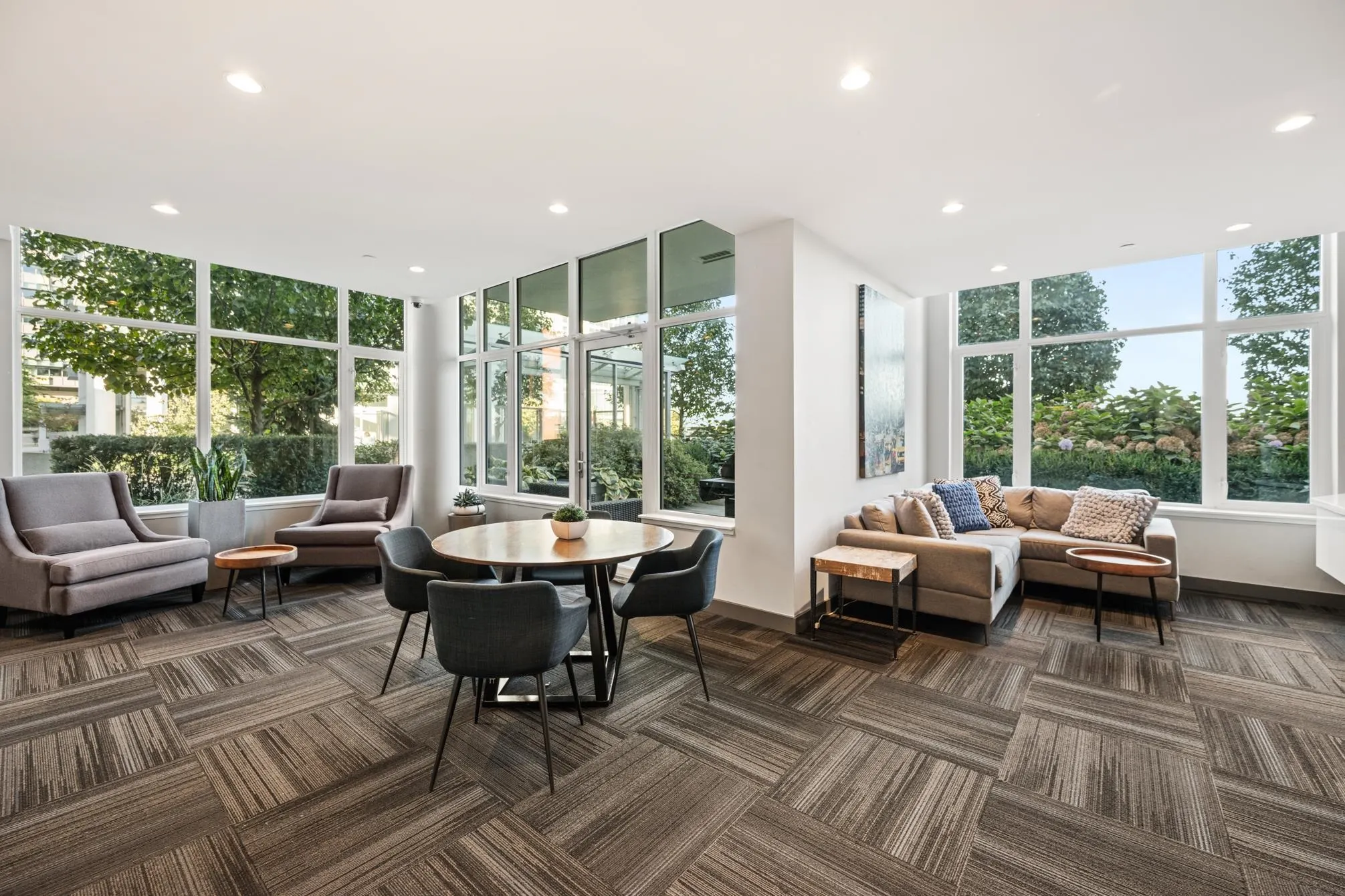 102 200 Nelson's Crescent