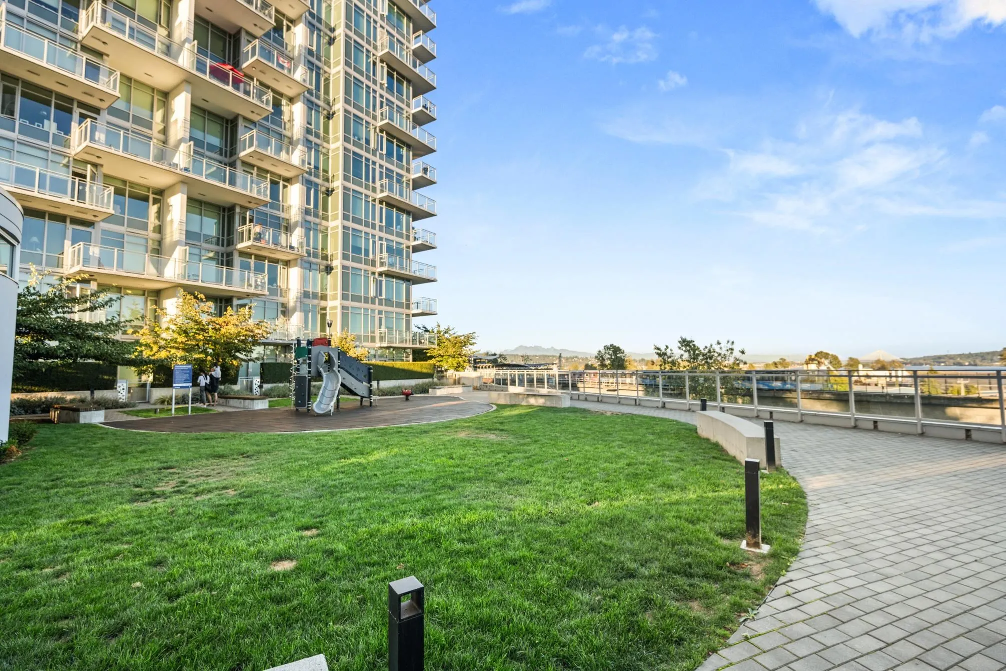 102 200 Nelson's Crescent