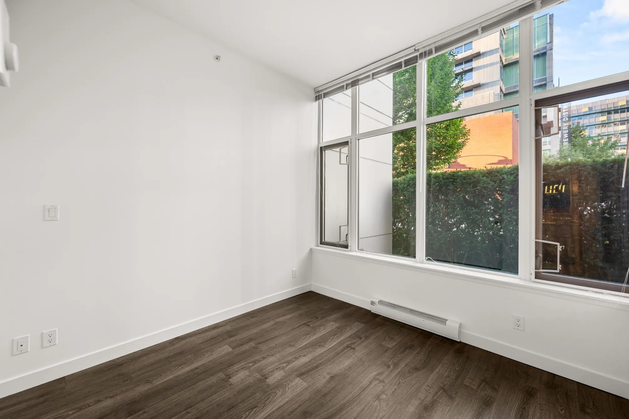 102 200 Nelson's Crescent