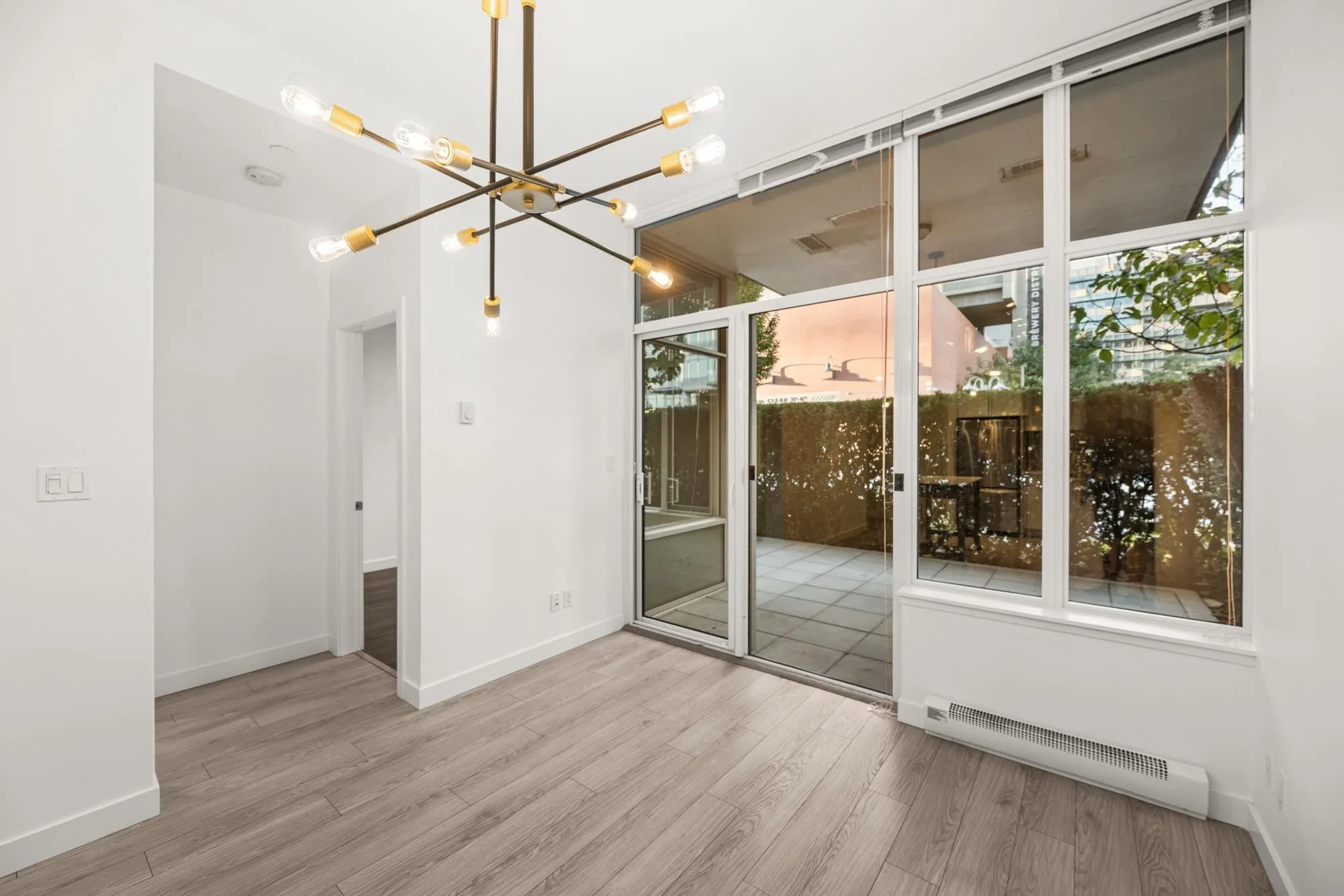 102 200 Nelson's Crescent