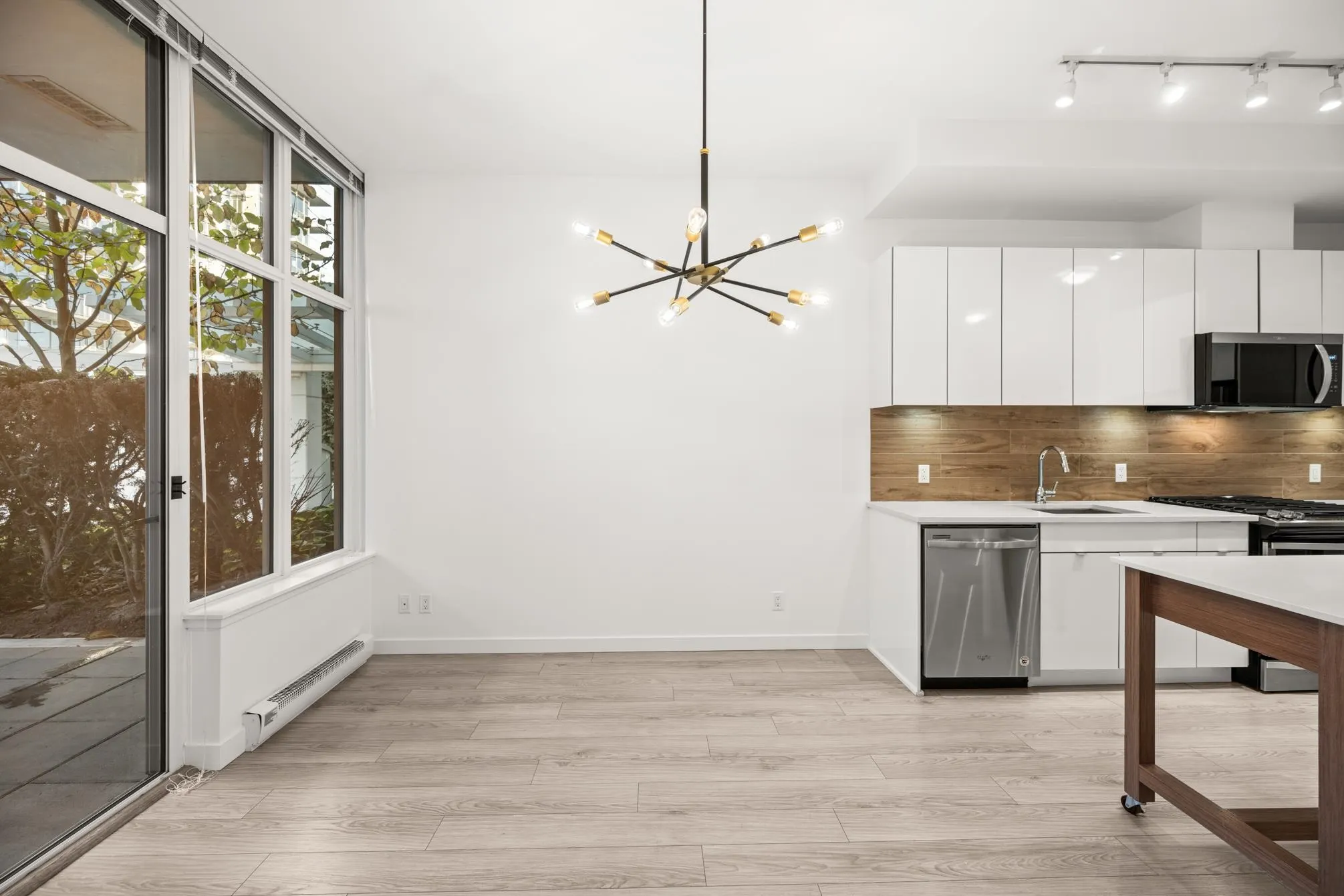 102 200 Nelson's Crescent