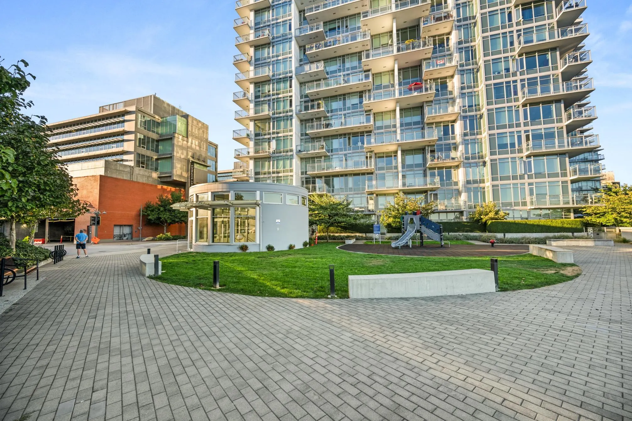 102 200 Nelson's Crescent