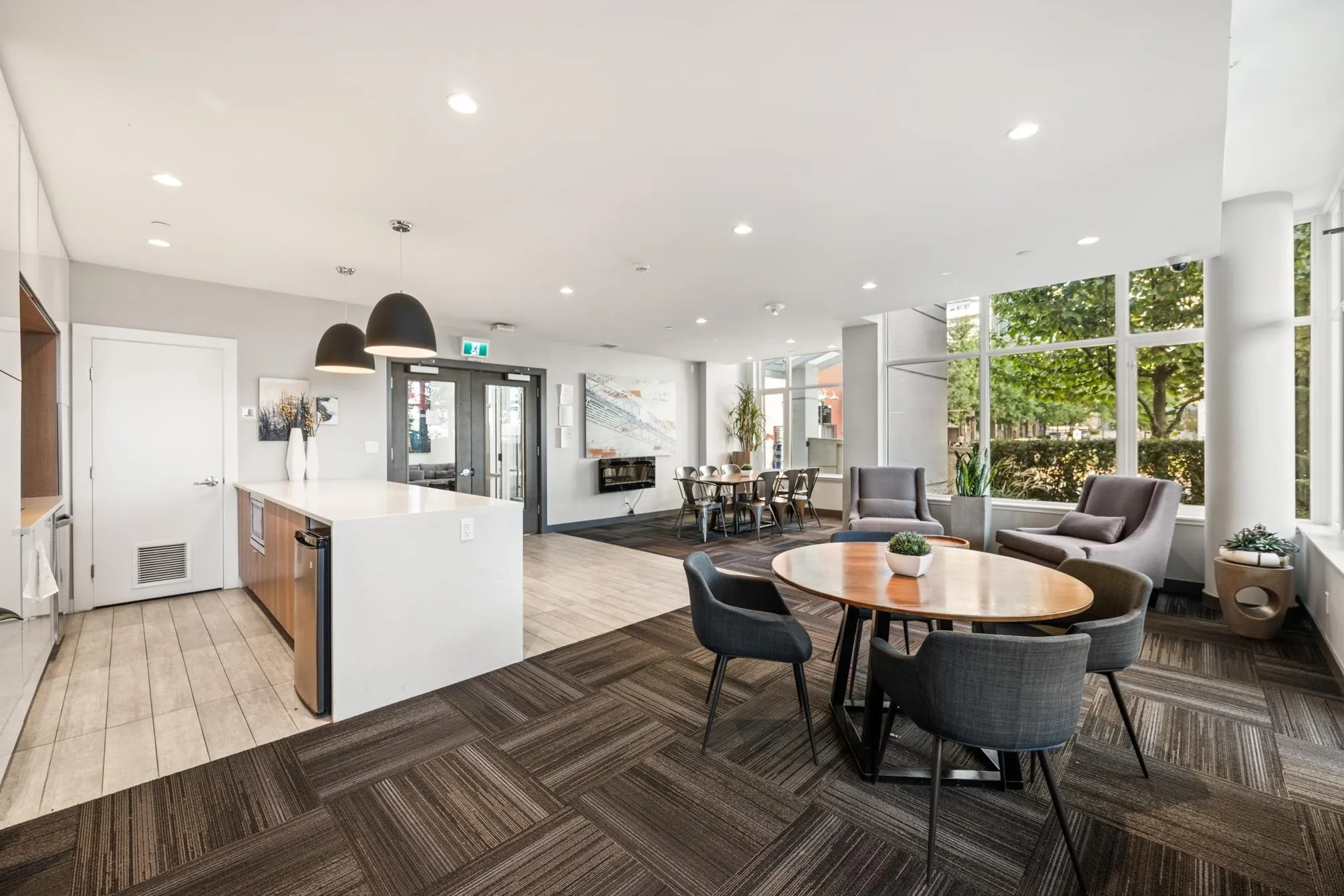 102 200 Nelson's Crescent