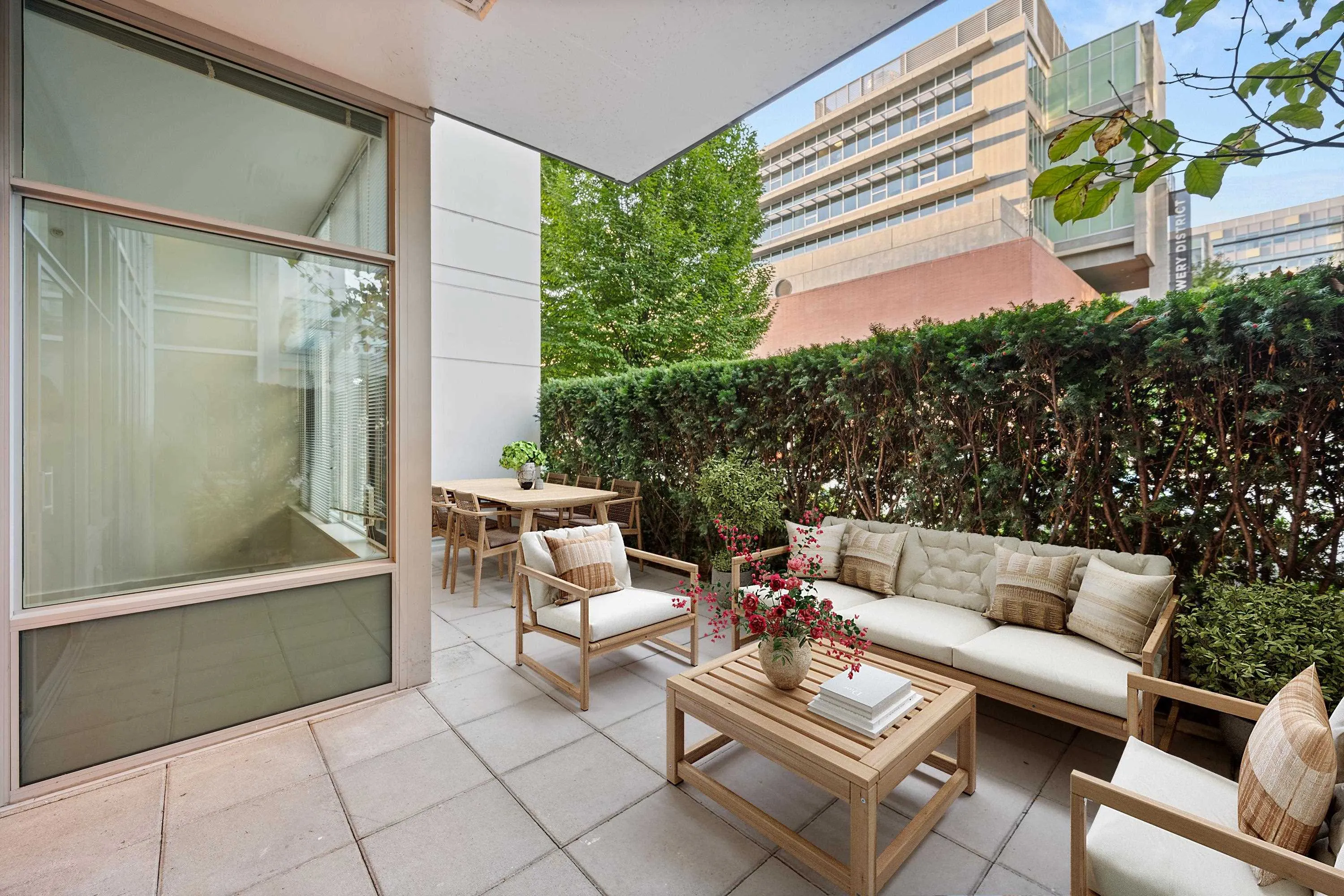 102 200 Nelson's Crescent