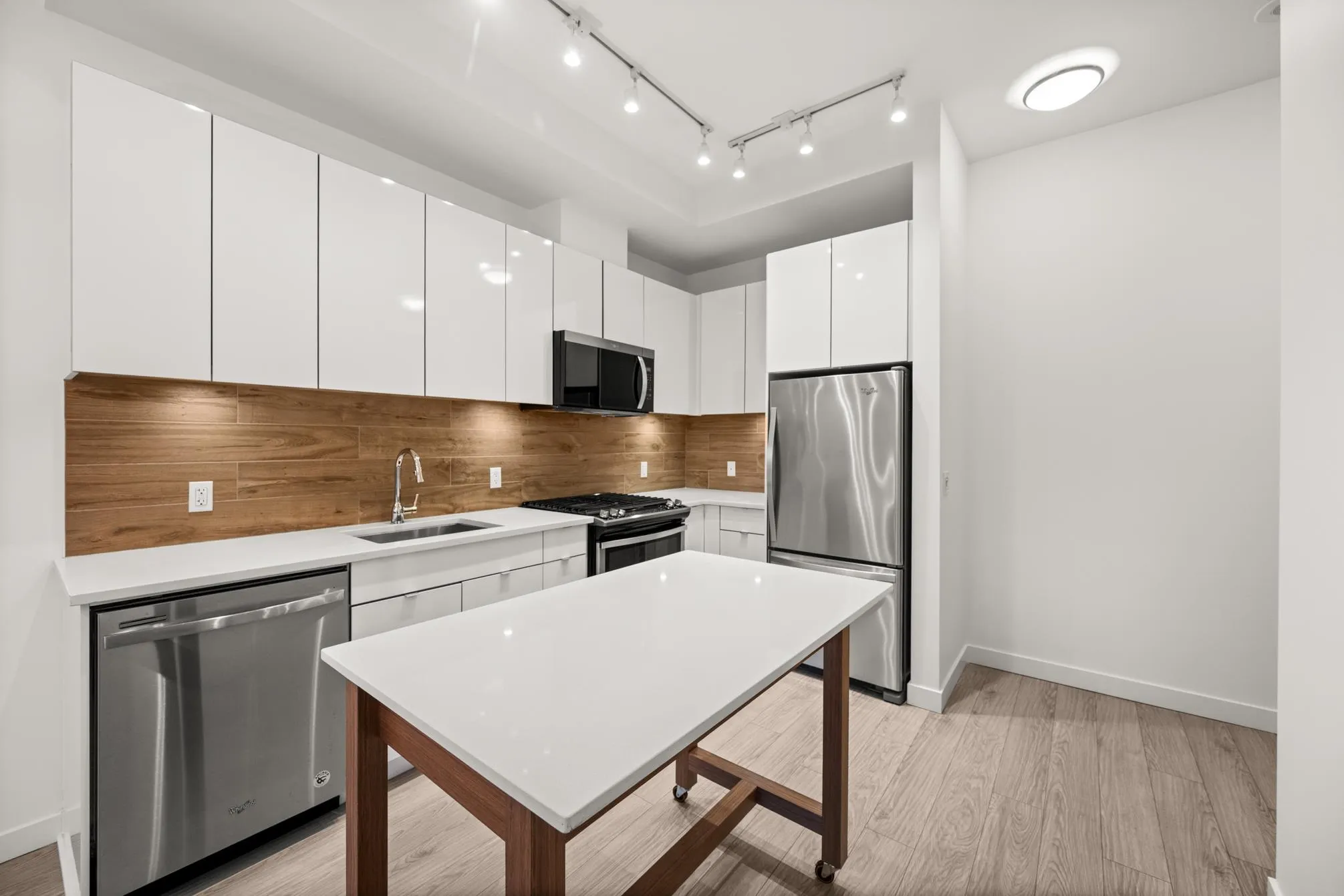 102 200 Nelson's Crescent