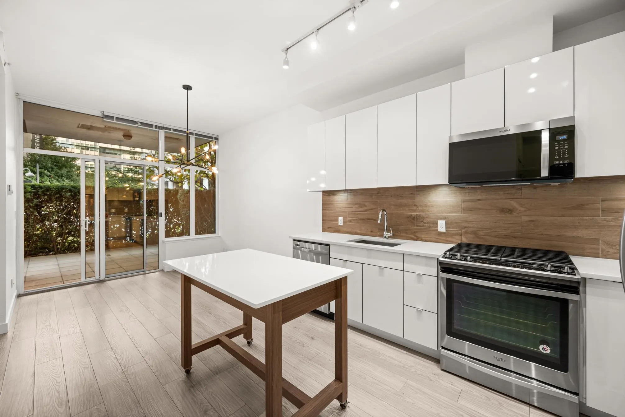 102 200 Nelson's Crescent