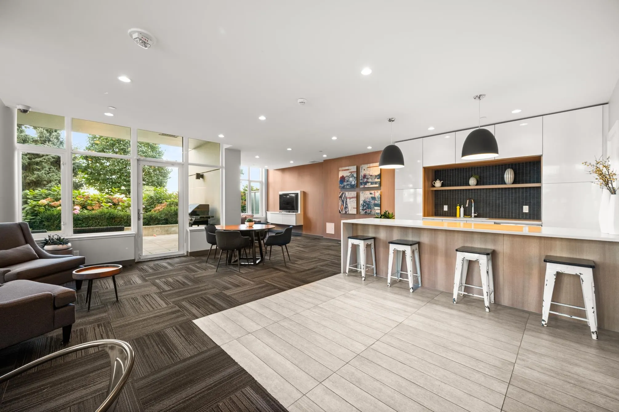 102 200 Nelson's Crescent