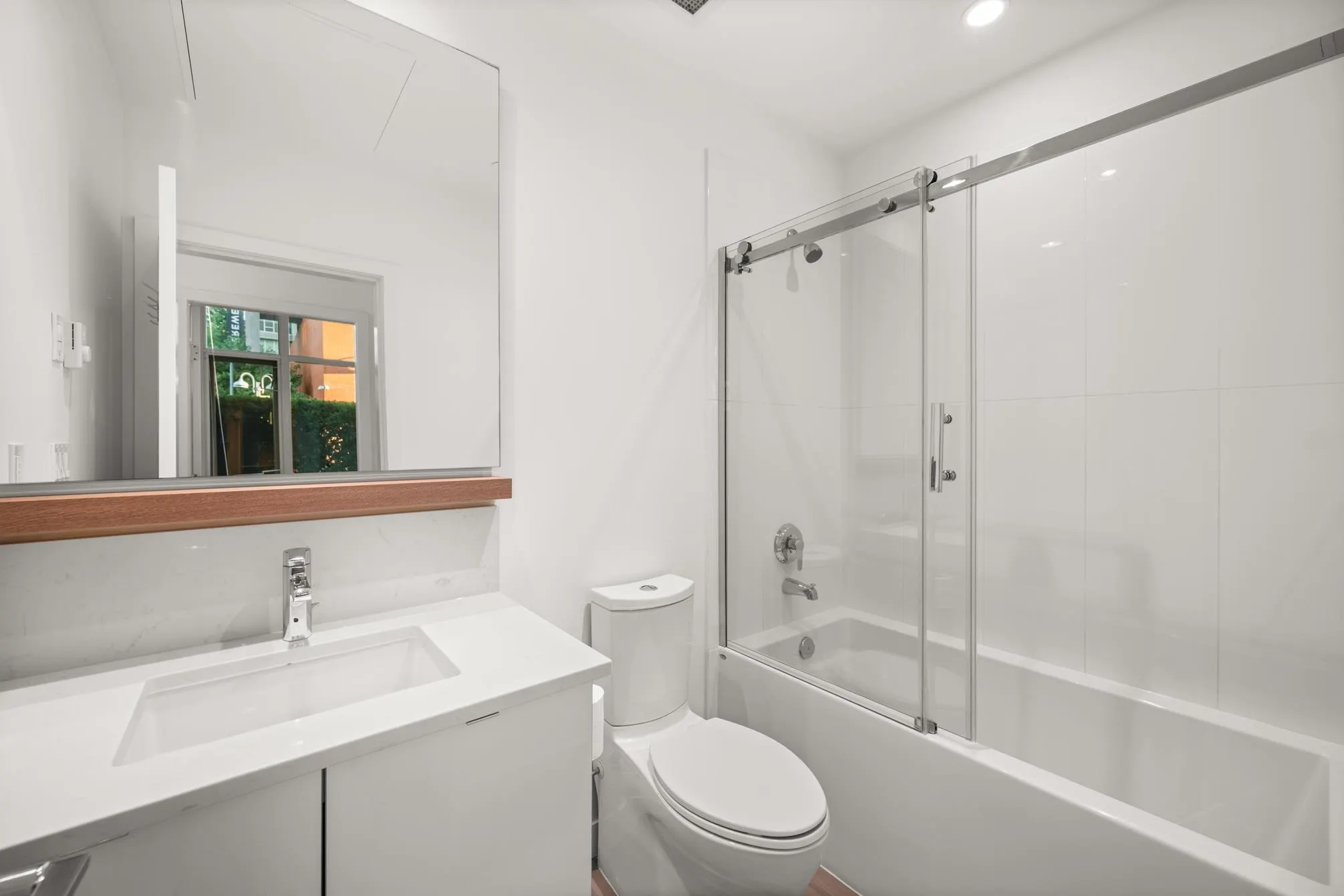 102 200 Nelson's Crescent