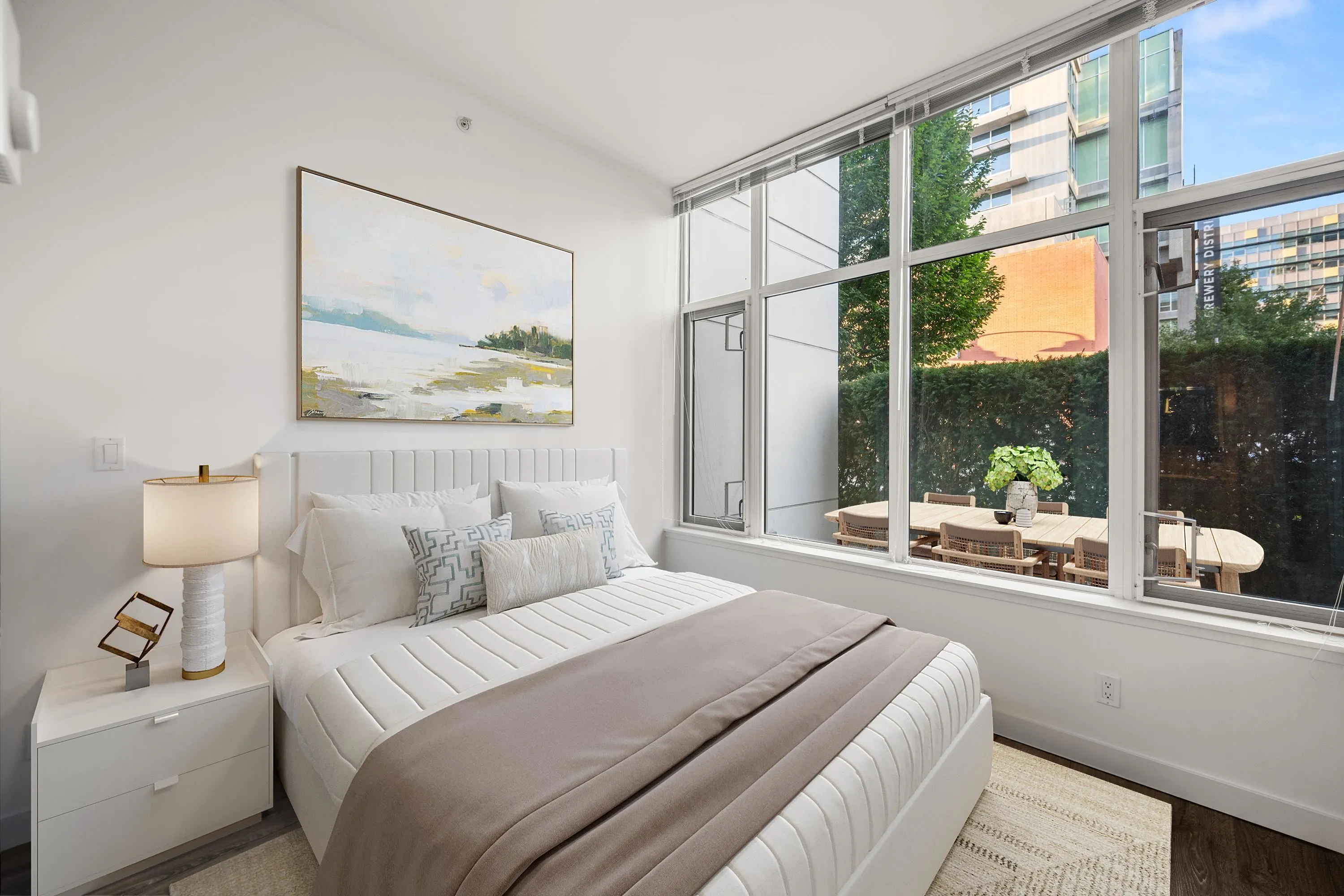 102 200 Nelson's Crescent