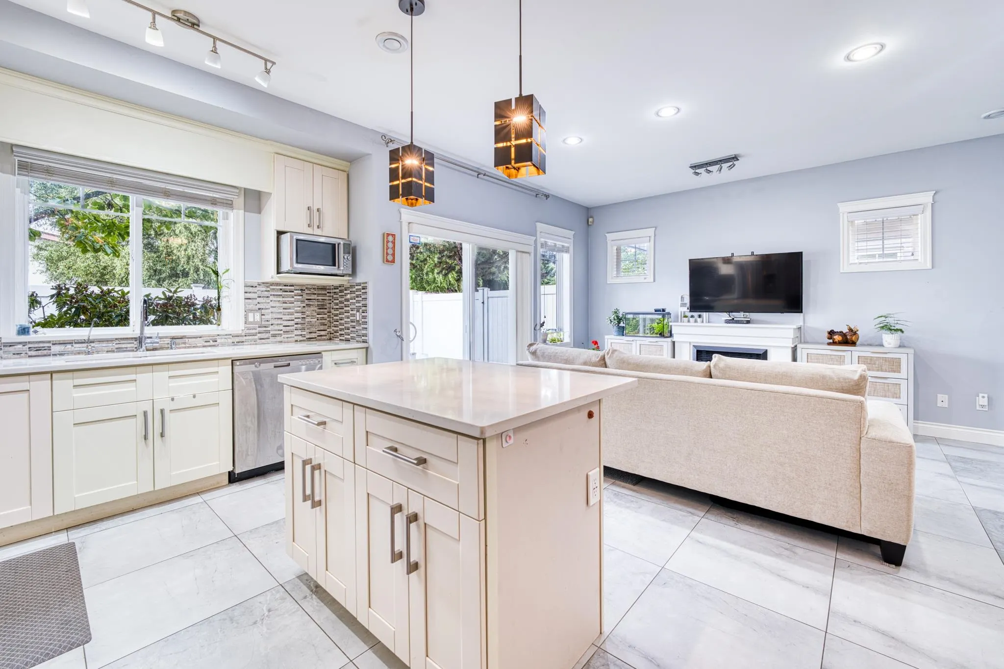 30 11393 Steveston Highway
