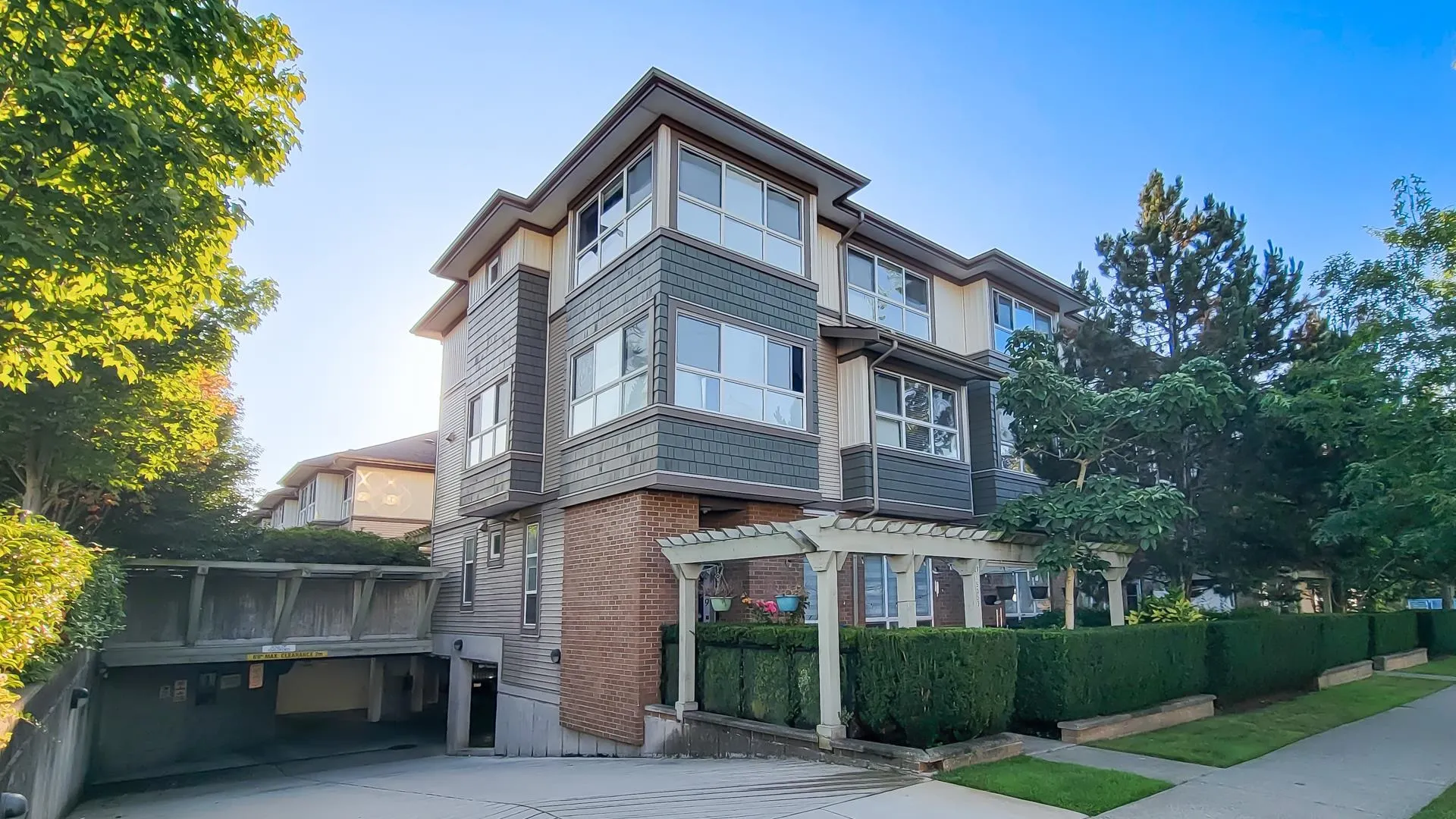 47 15353 100 Avenue