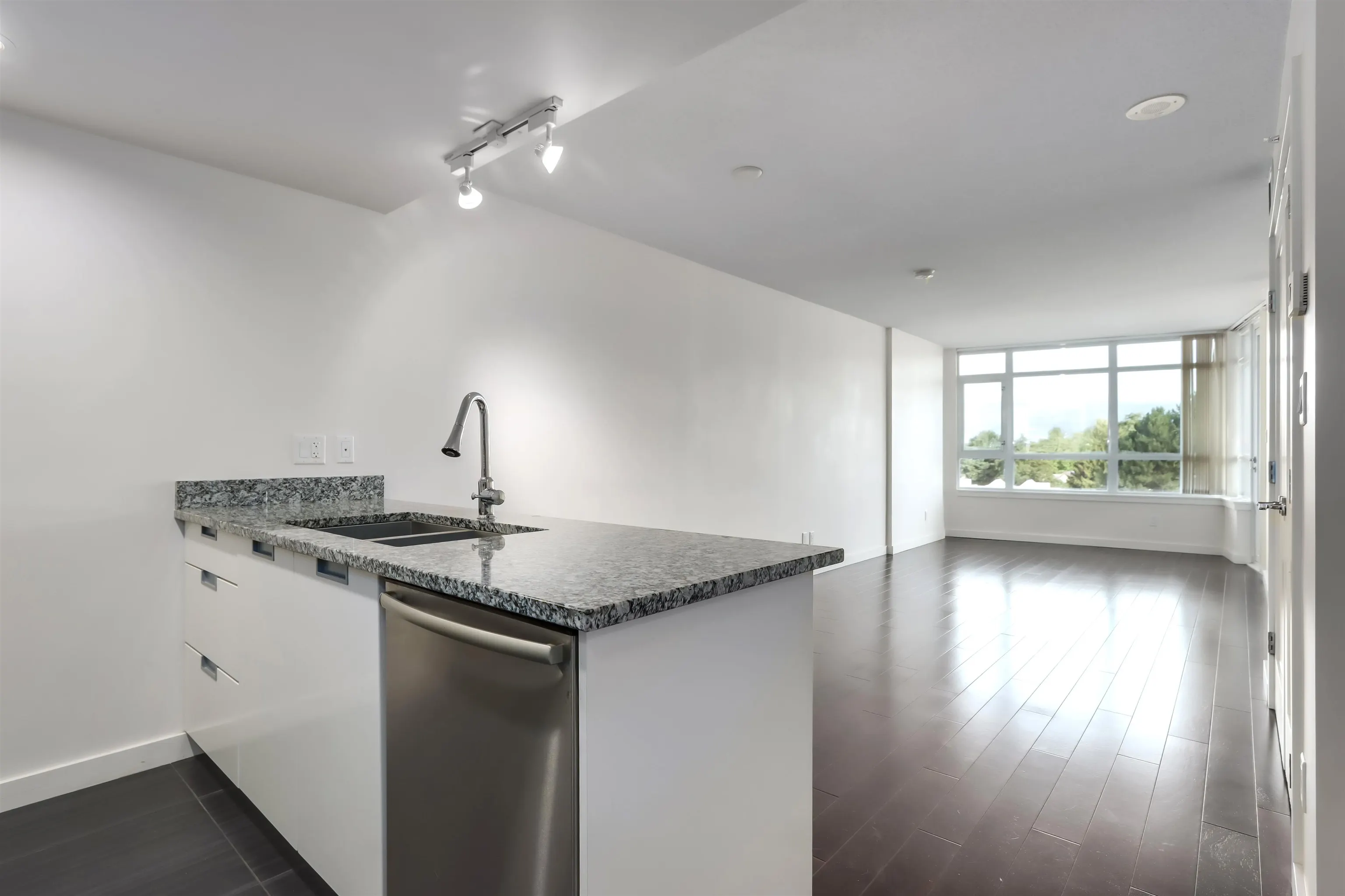 768 2080 W Broadway