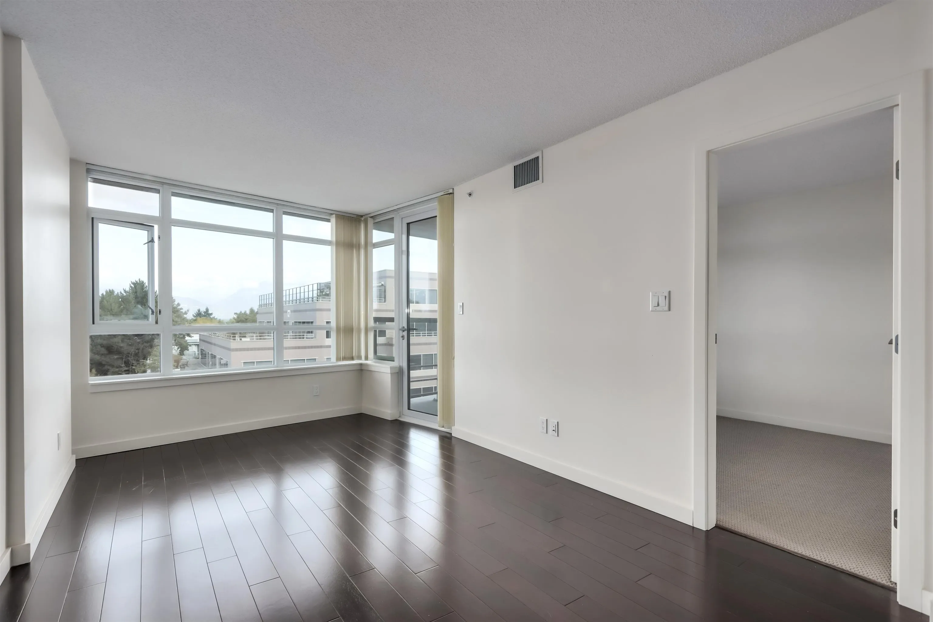 768 2080 W Broadway