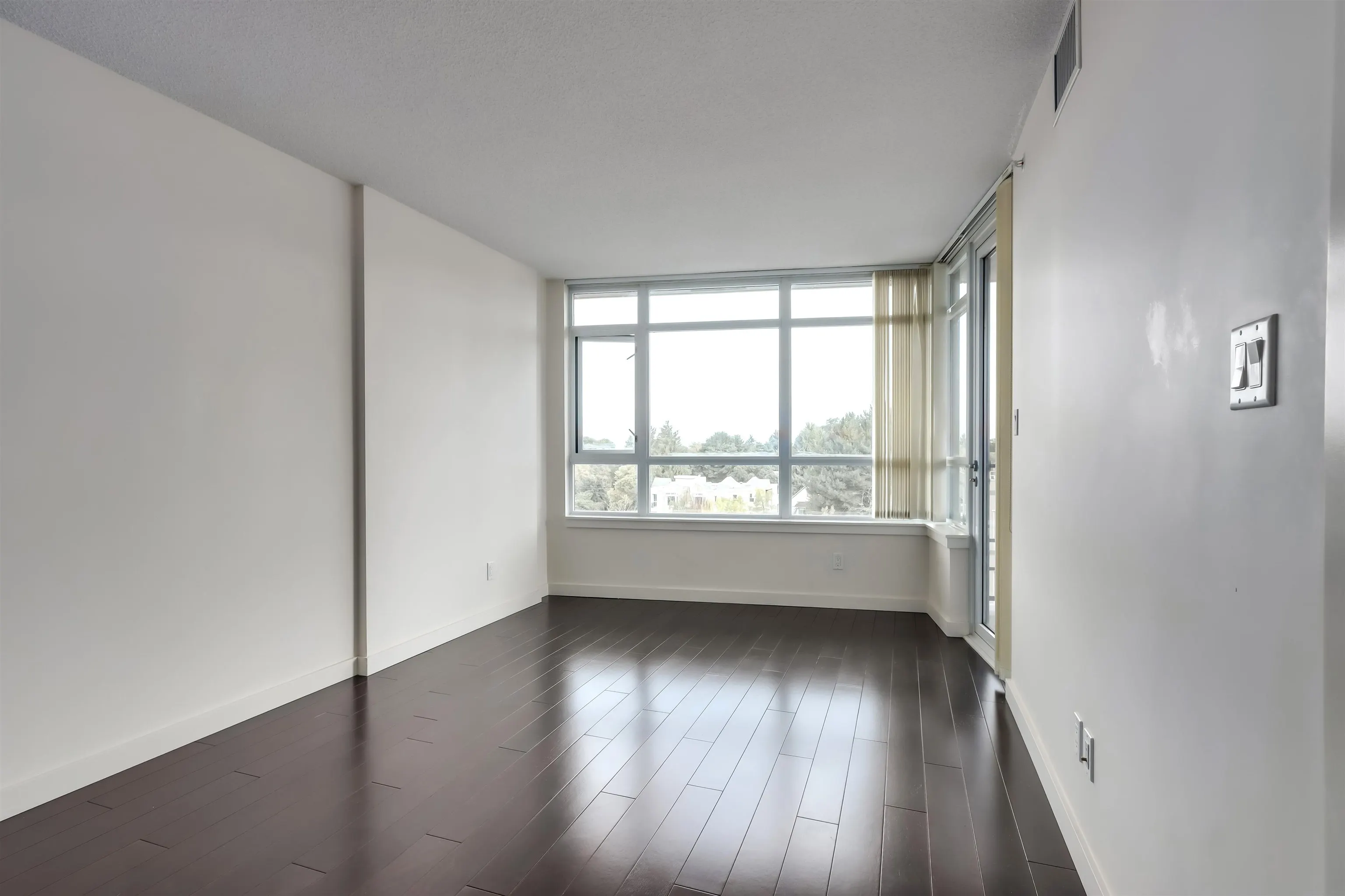 768 2080 W Broadway