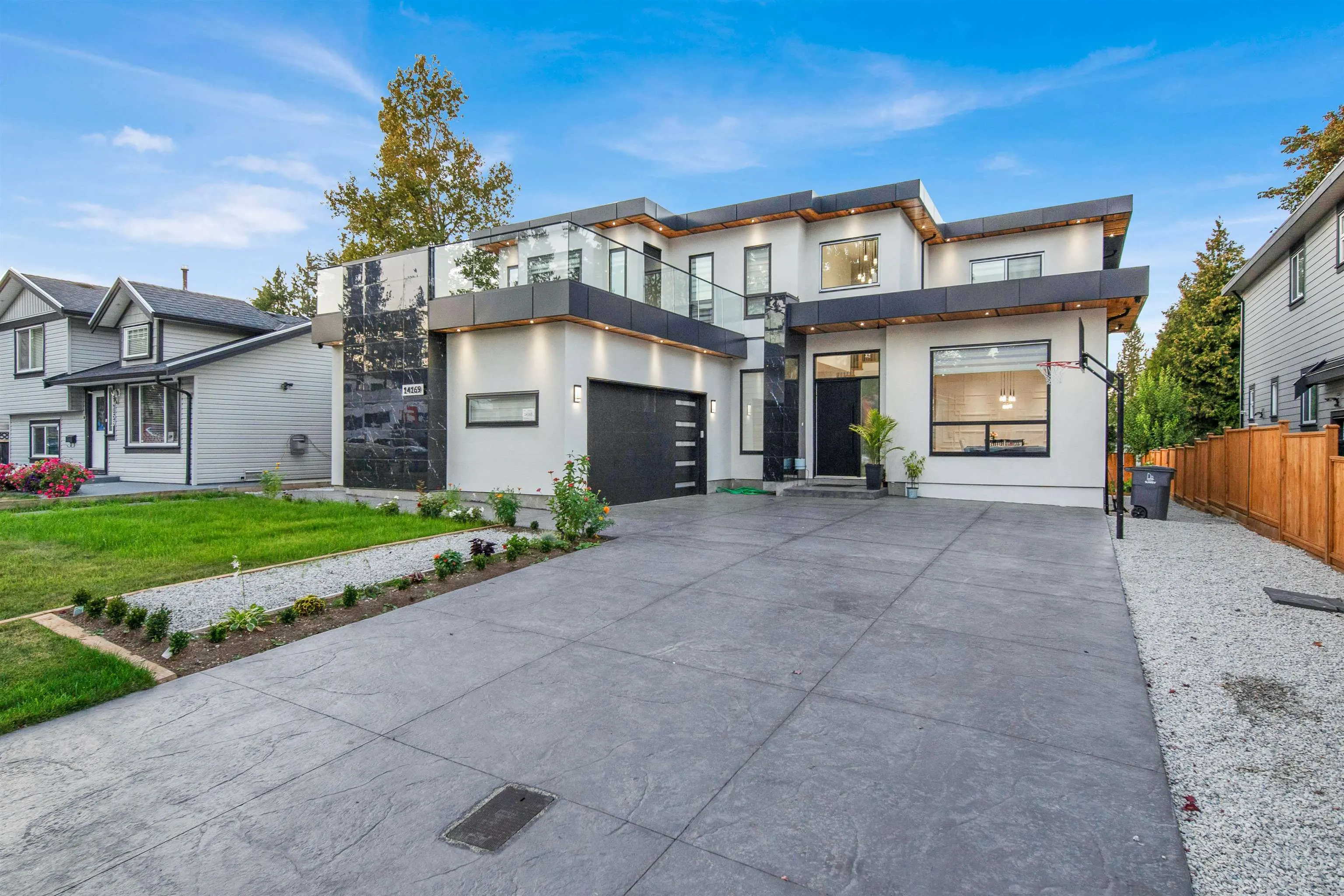 14169 75 A  Surrey Bc Avenue