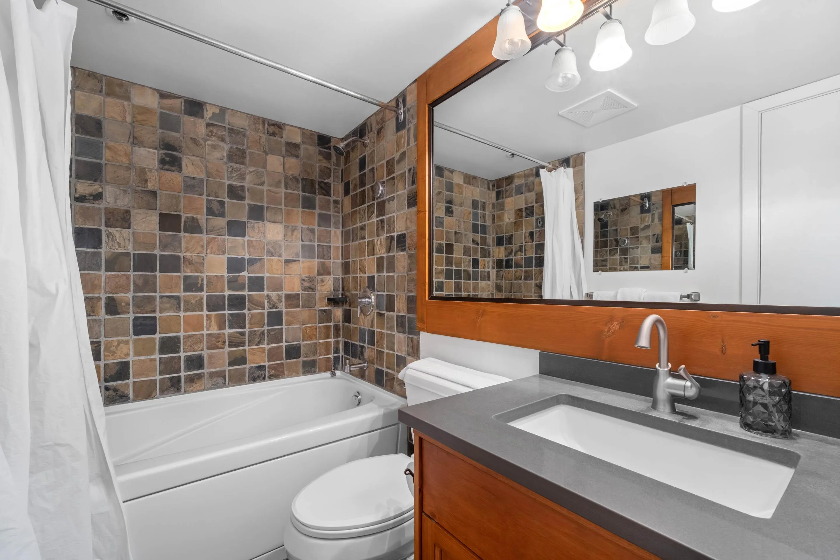 218/219 4573 Chateau Boulevard