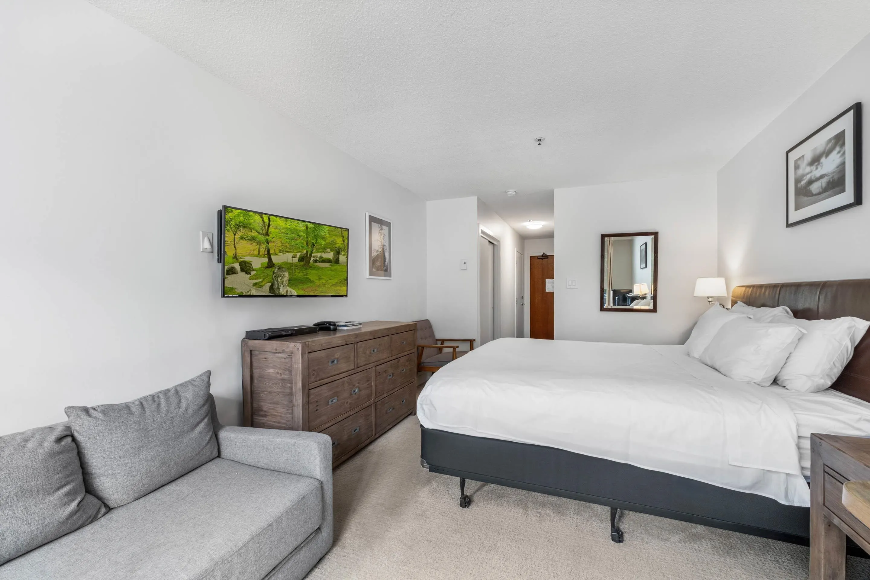 218/219 4573 Chateau Boulevard
