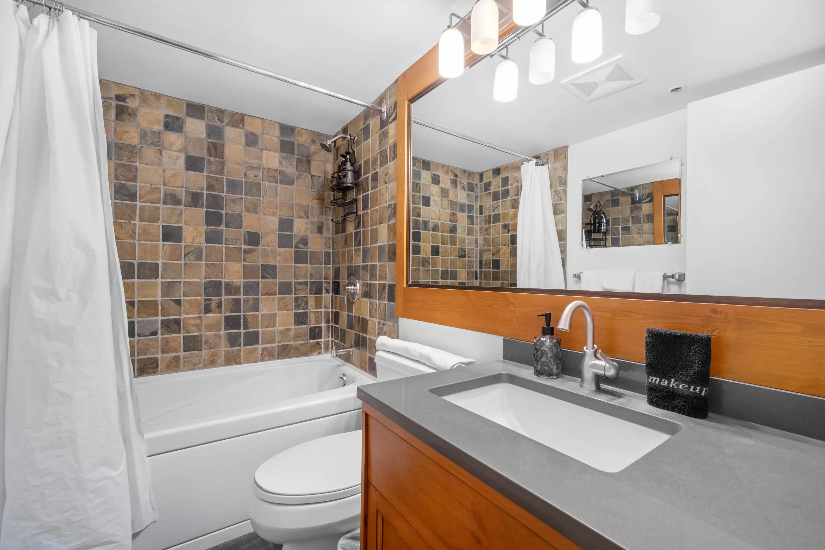 218/219 4573 Chateau Boulevard