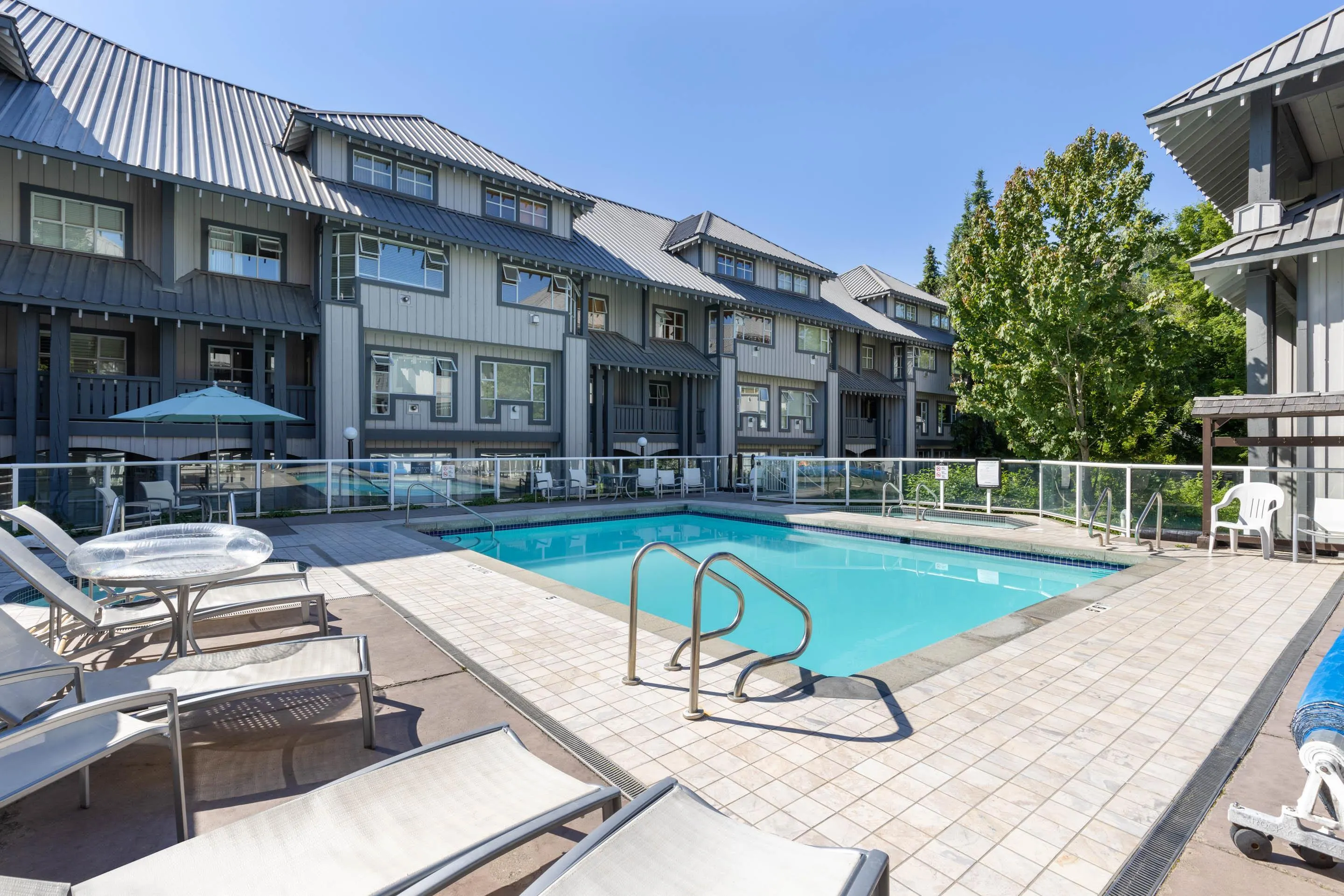218/219 4573 Chateau Boulevard