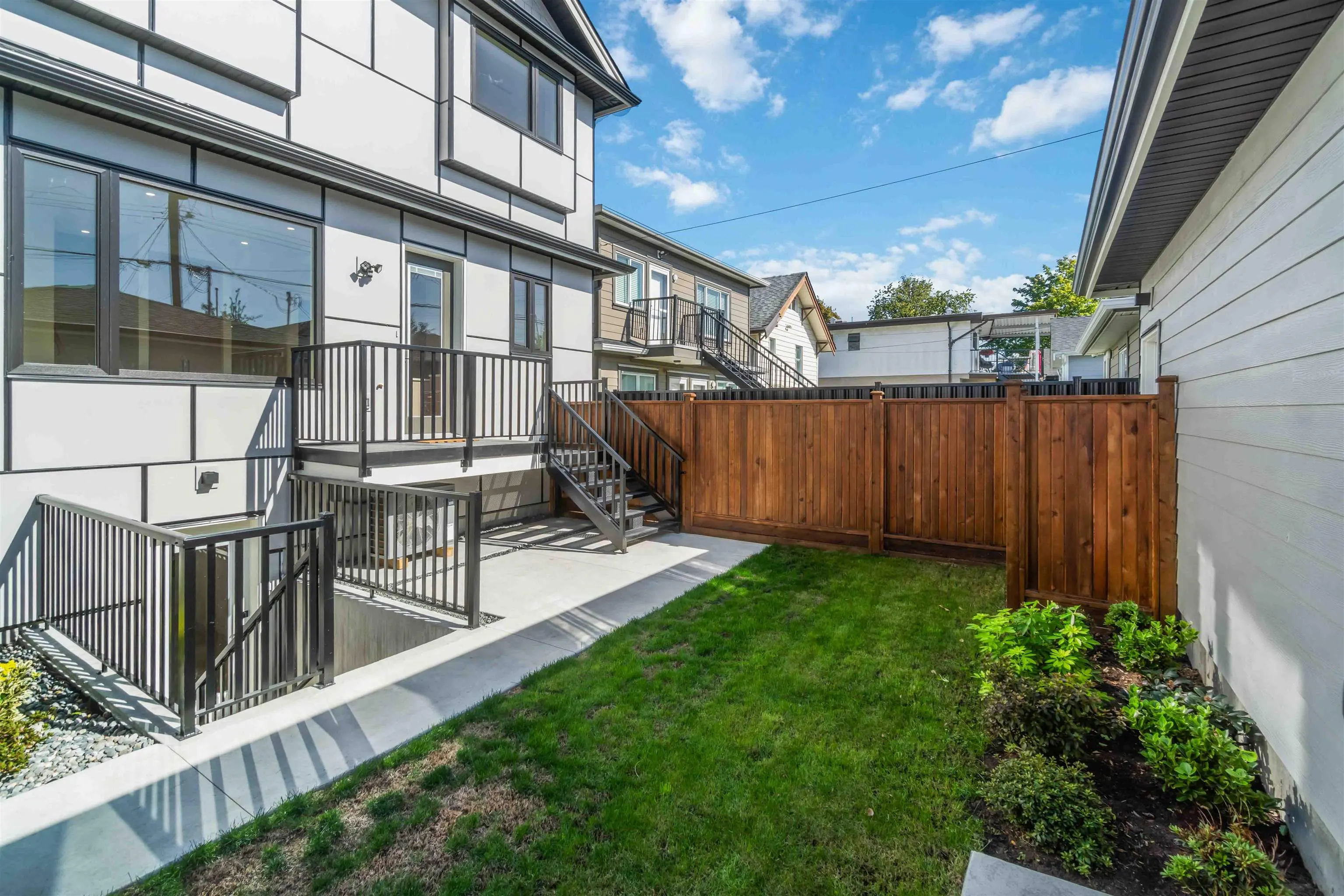 2 2658 Dundas Street