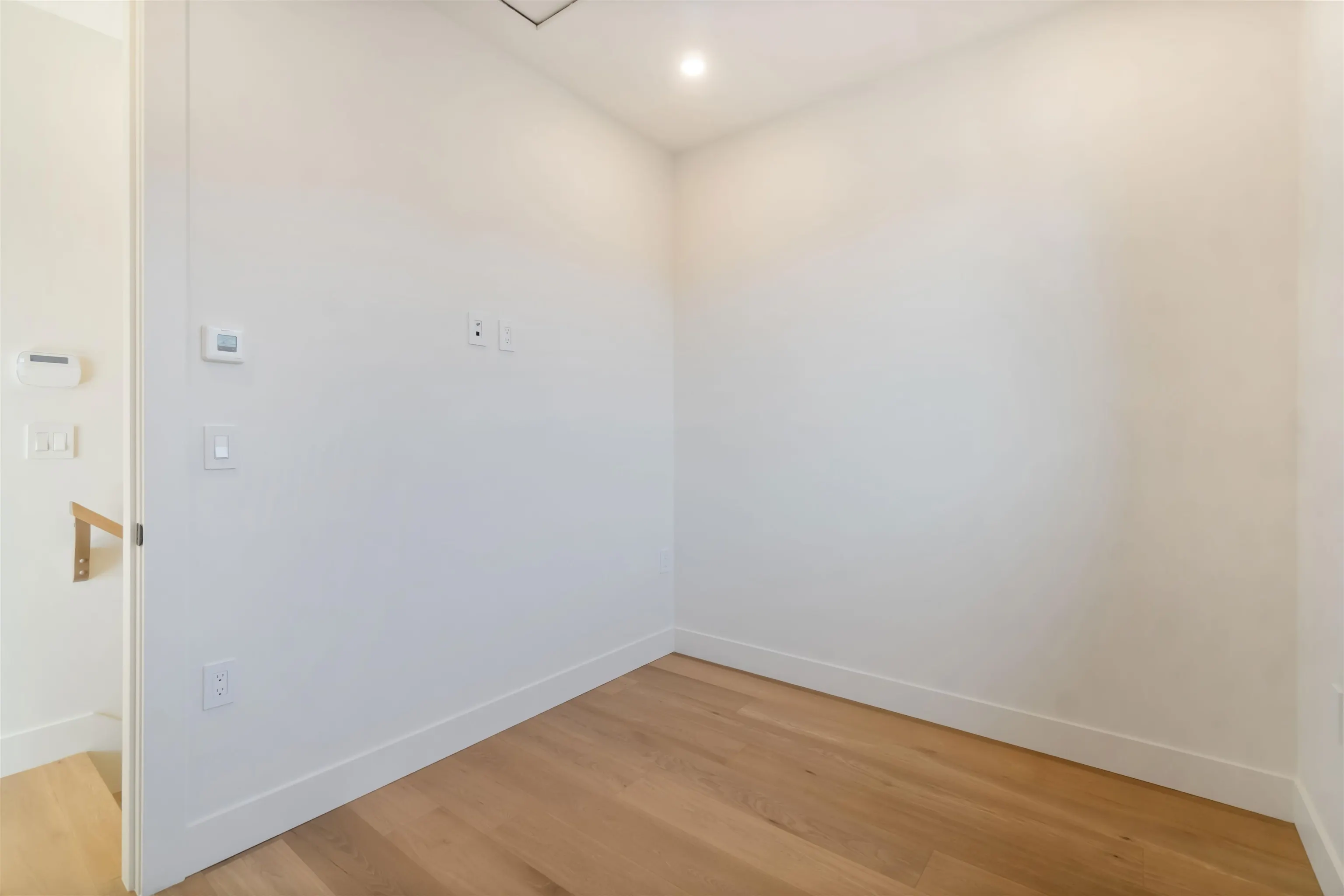 2 2658 Dundas Street