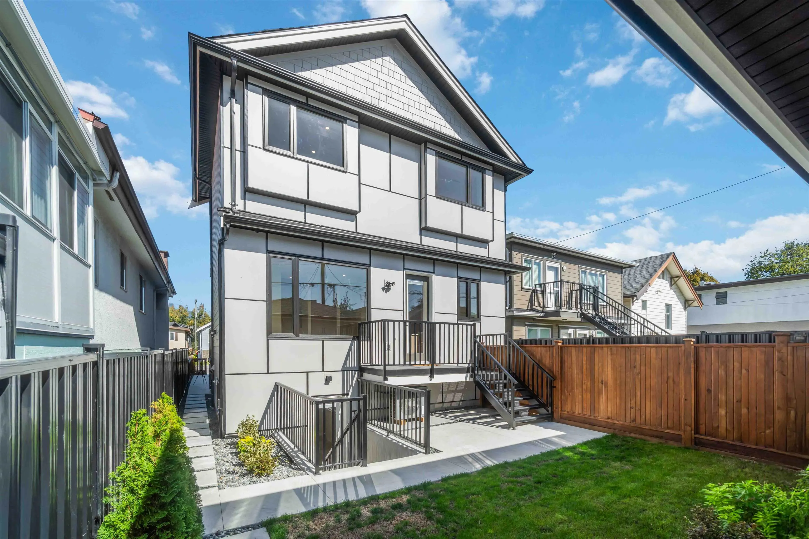 2 2658 Dundas Street