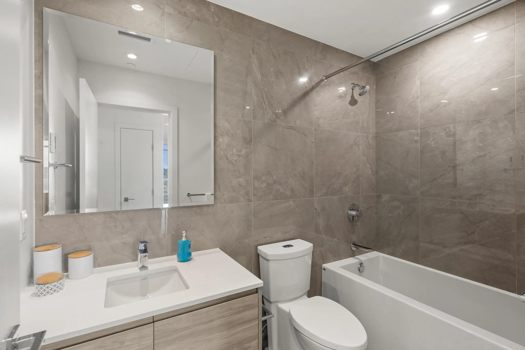 1407 680 Quayside Drive