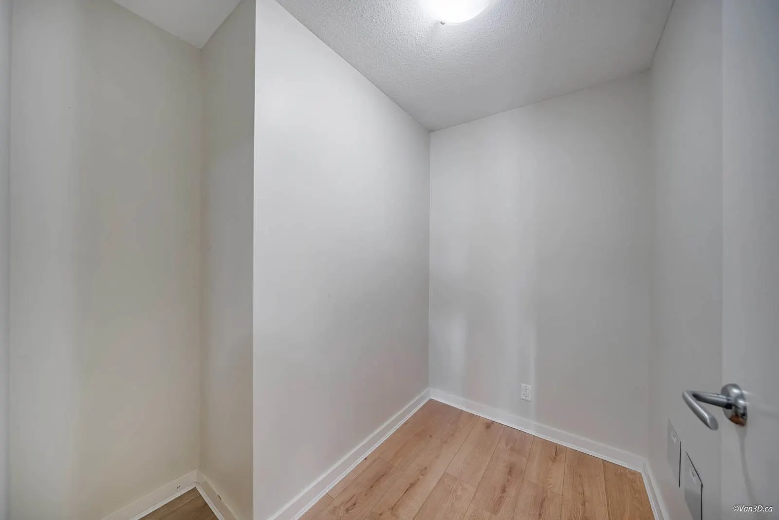 1506 583 Beach Crescent