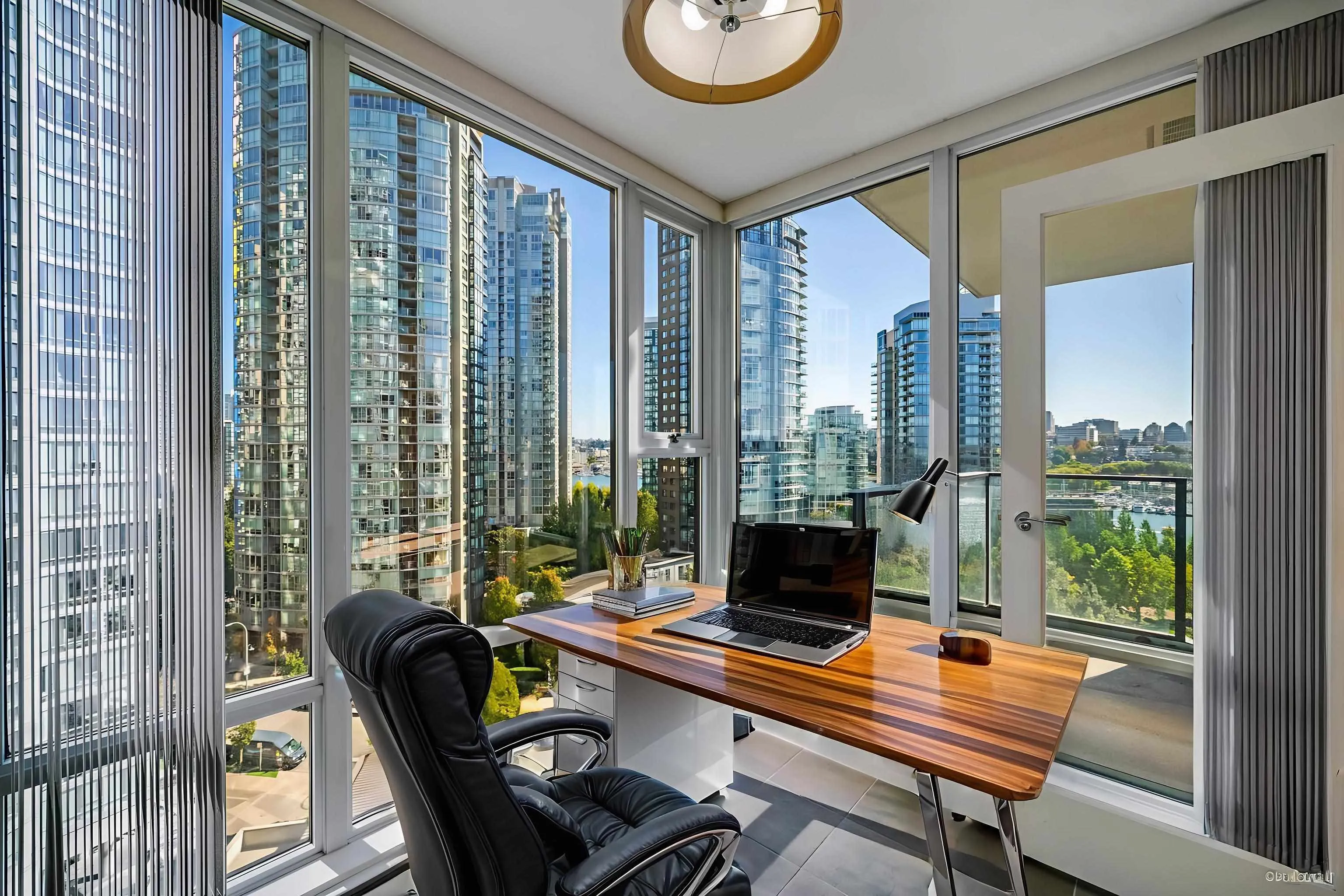 1506 583 Beach Crescent